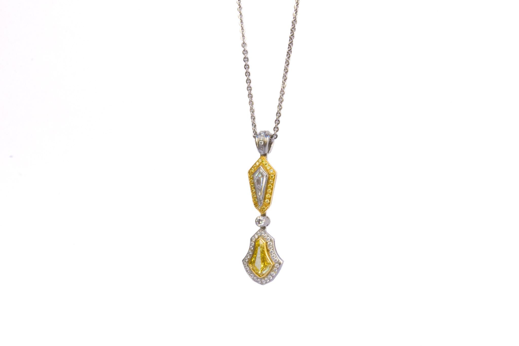 Taille losange Collier à pendentif diamant bicolore jaune fantaisie et blanc en vente