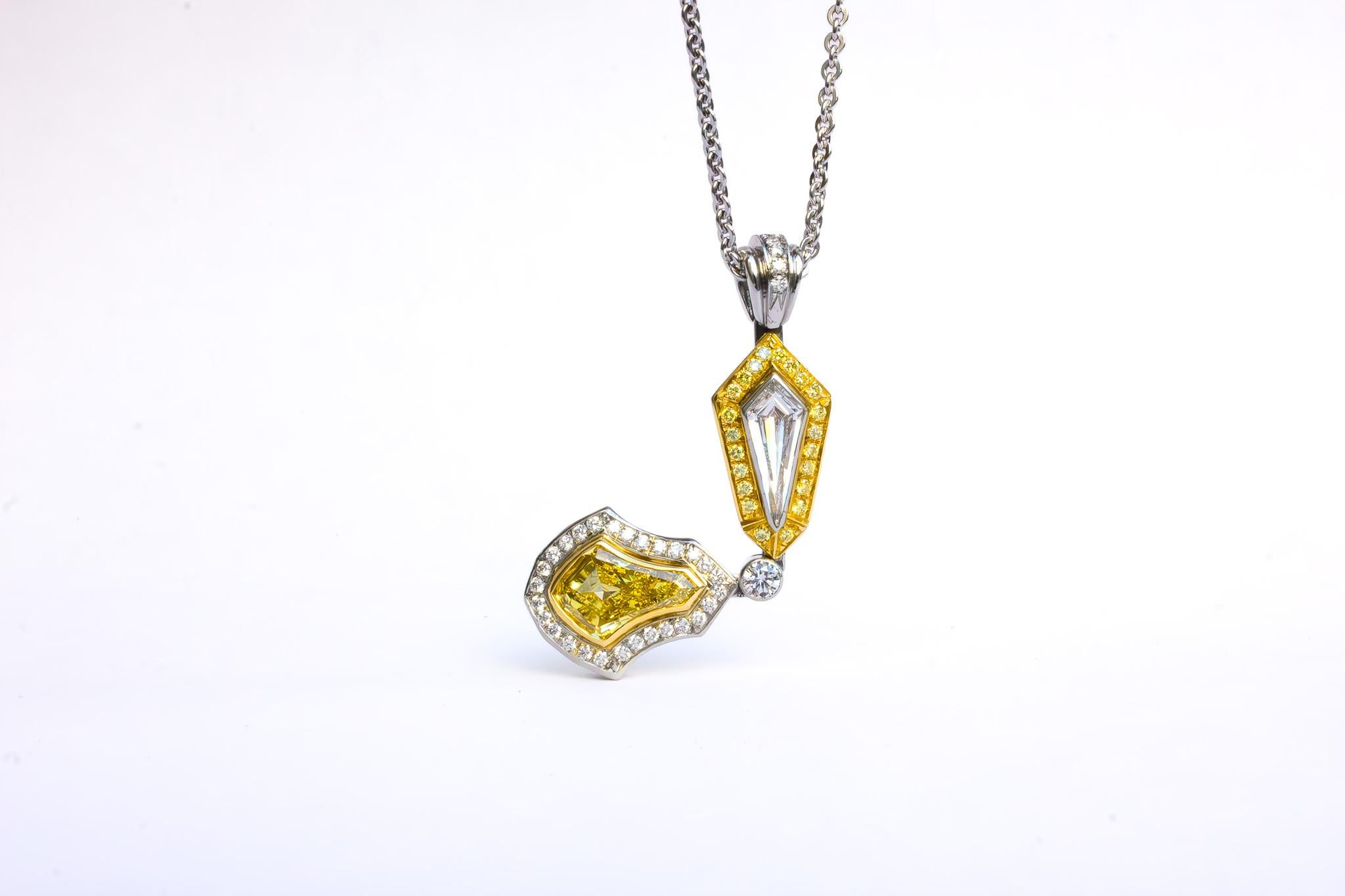 Collier à pendentif diamant bicolore jaune fantaisie et blanc Neuf - En vente à New York, NY
