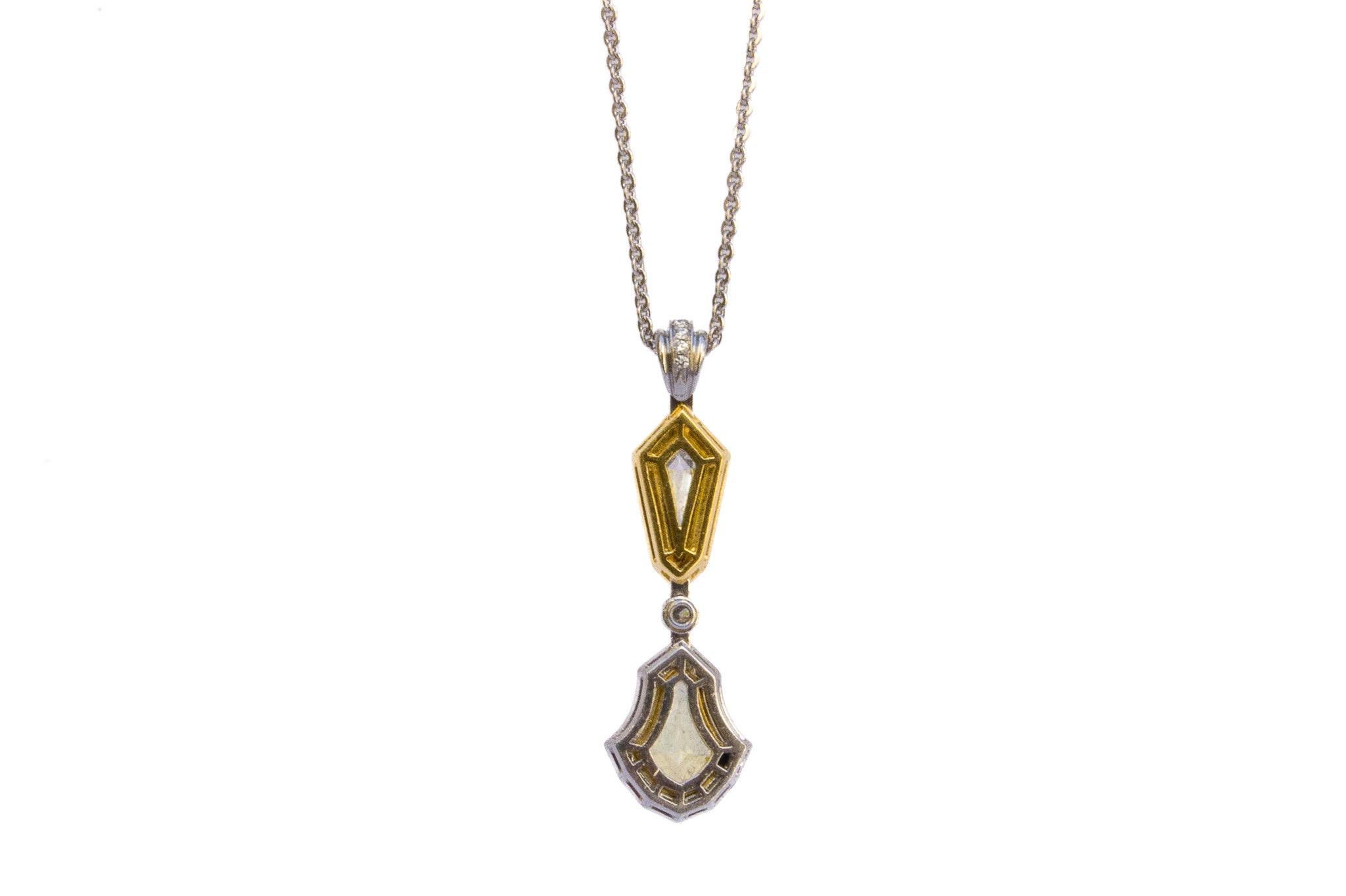 Collier à pendentif diamant bicolore jaune fantaisie et blanc Unisexe en vente