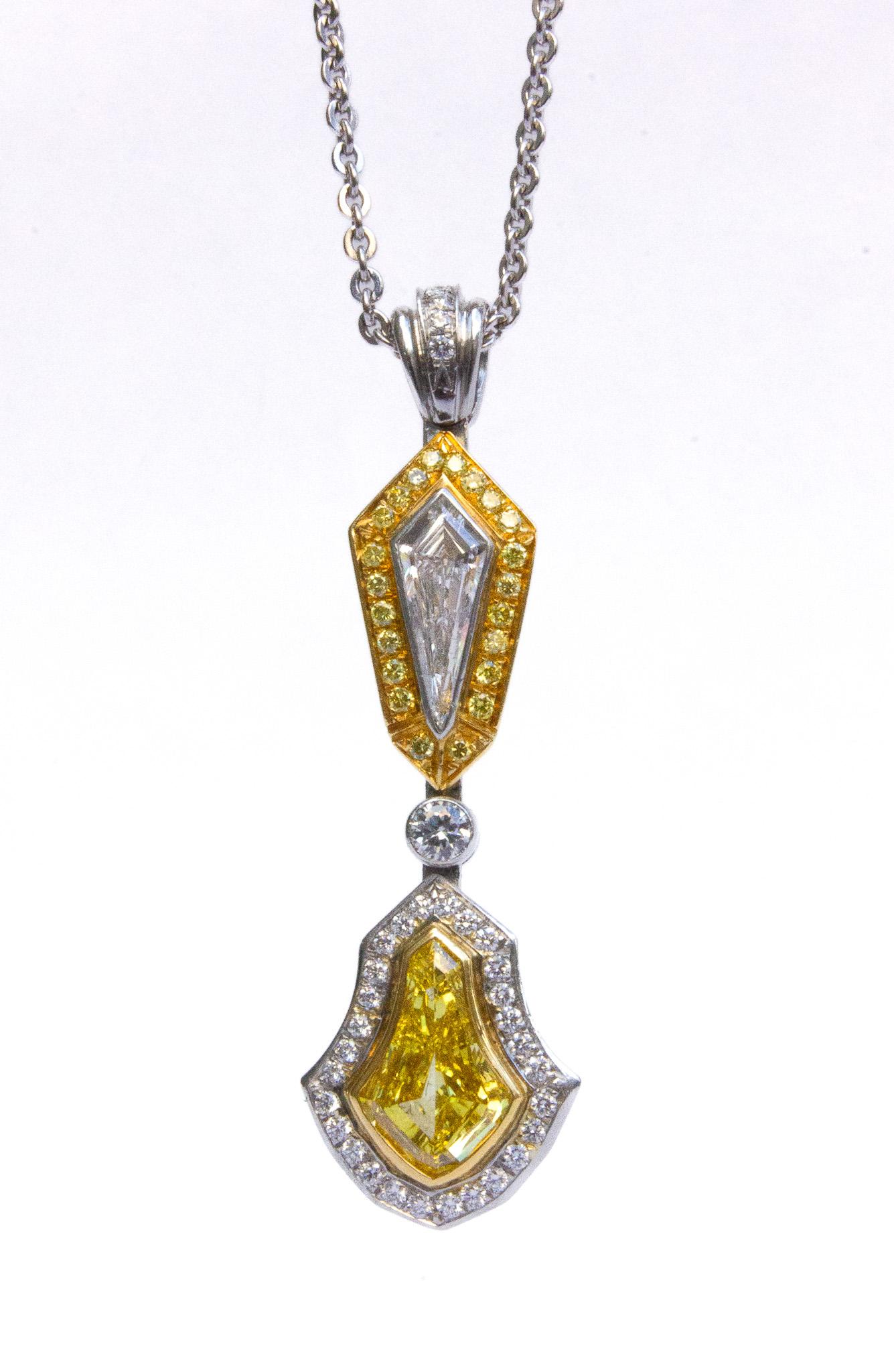 Collier à pendentif diamant bicolore jaune fantaisie et blanc en vente 2