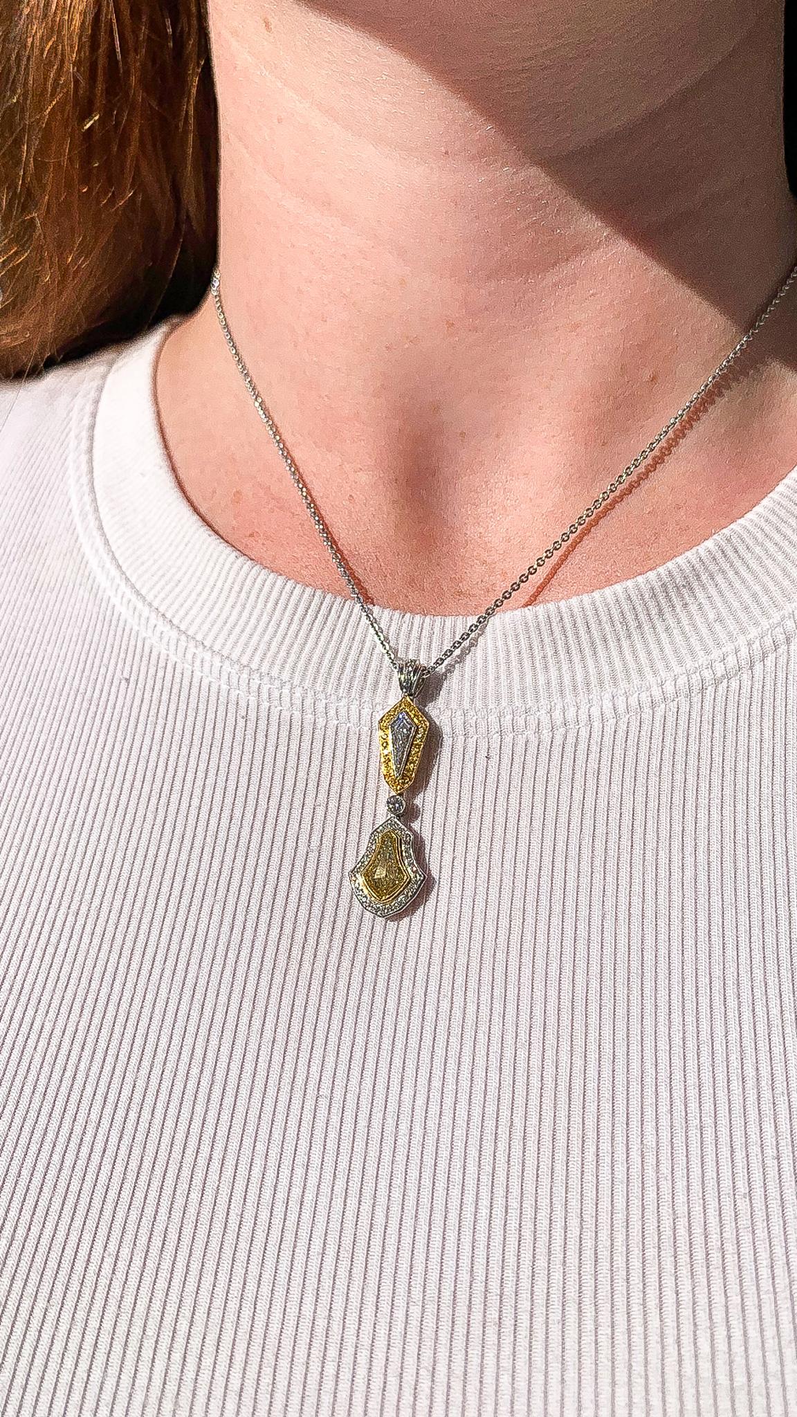 Collier à pendentif diamant bicolore jaune fantaisie et blanc en vente 3