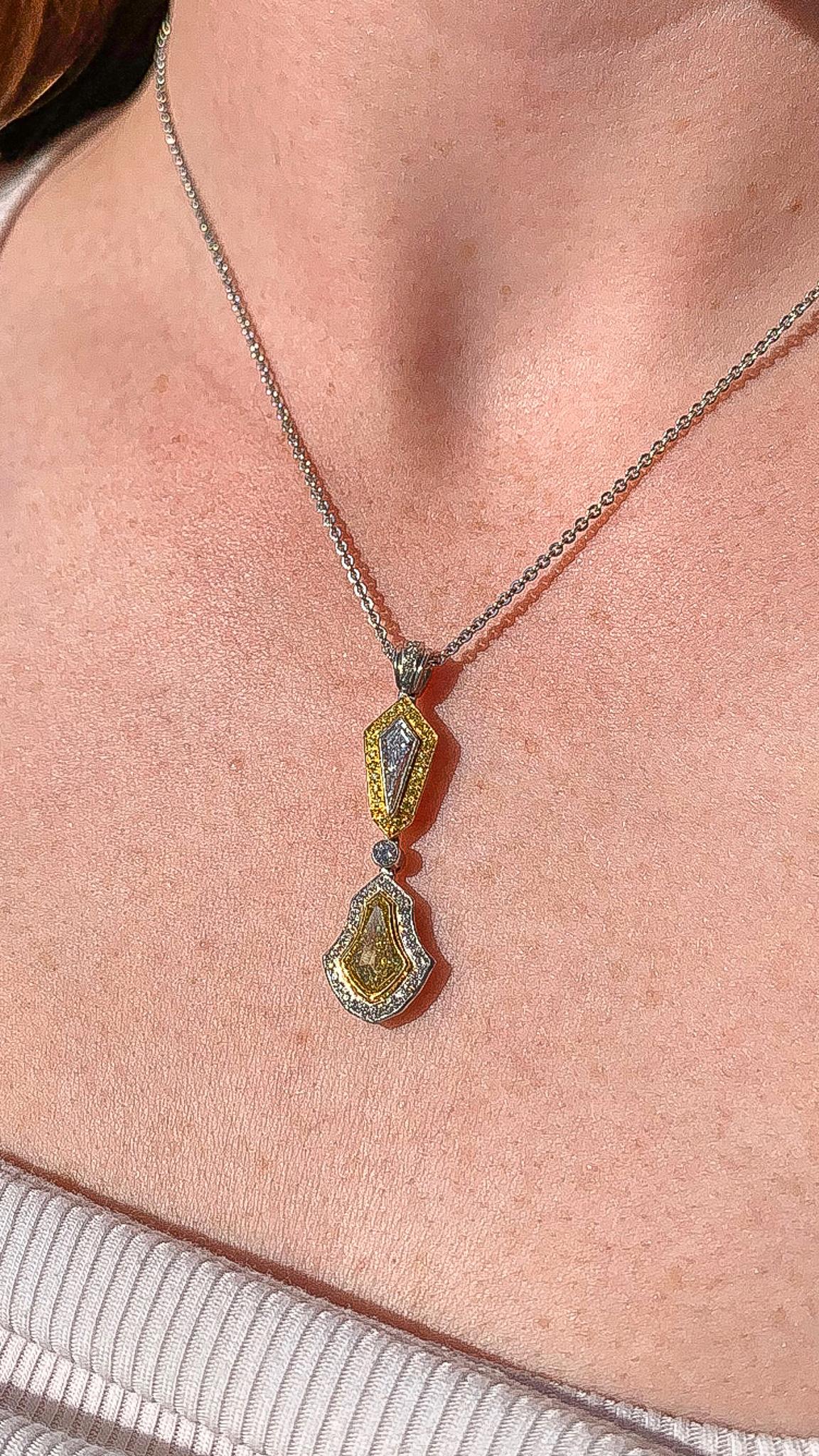 Collier à pendentif diamant bicolore jaune fantaisie et blanc en vente 4