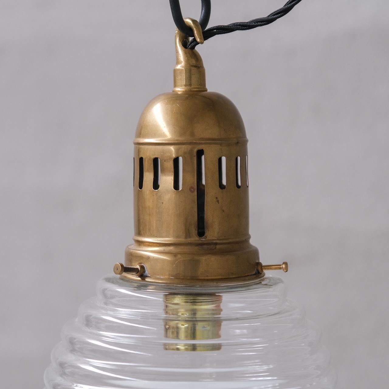Mid-Century Modern Lampe pendante française du milieu du siècle en verre et laiton bicolore en vente