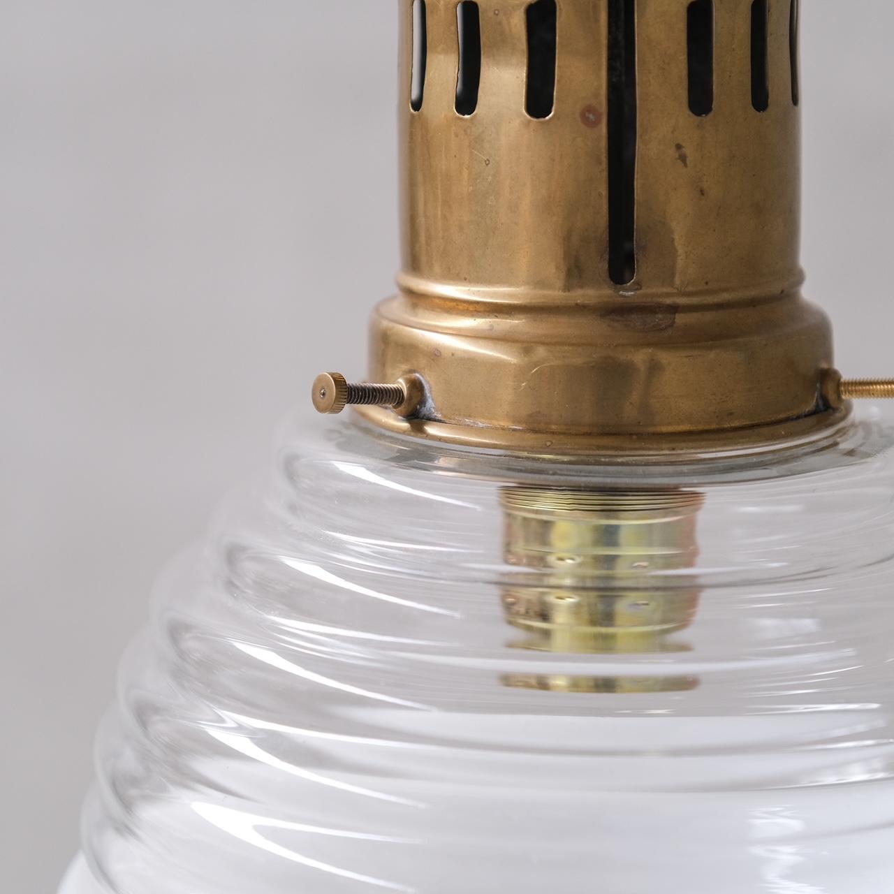 Français Lampe pendante française du milieu du siècle en verre et laiton bicolore en vente