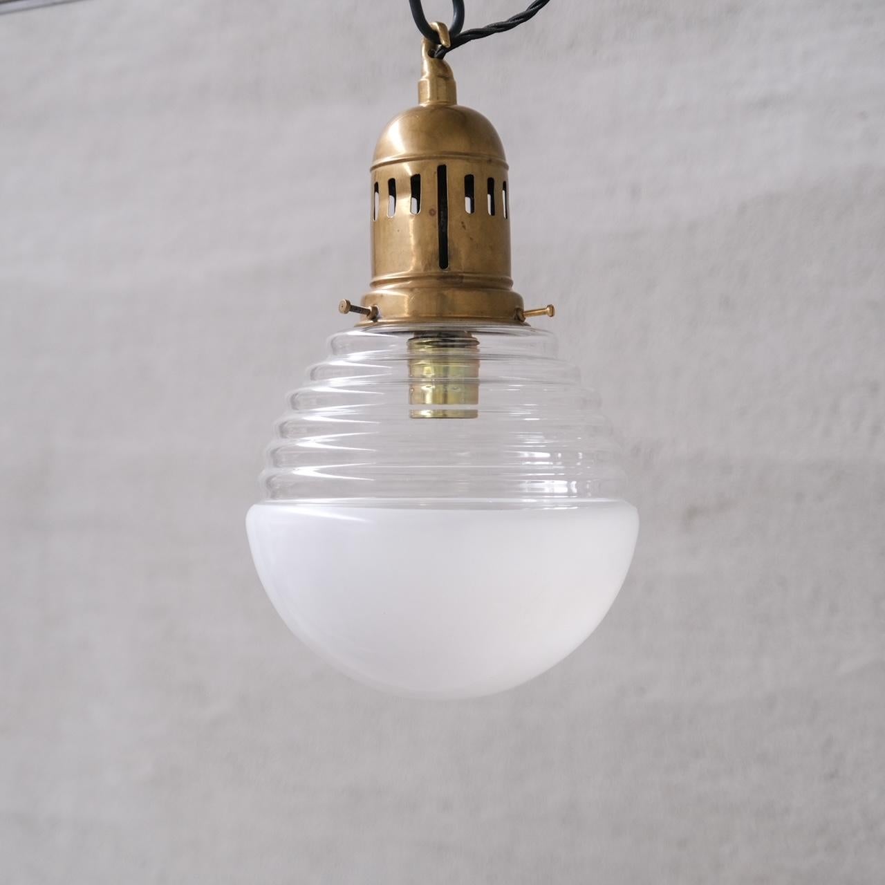 Milieu du XXe siècle Lampe pendante française du milieu du siècle en verre et laiton bicolore en vente