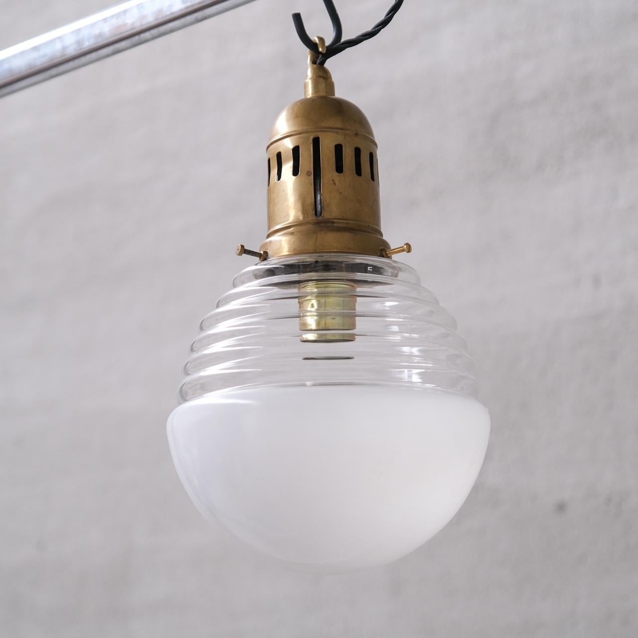 Laiton Lampe pendante française du milieu du siècle en verre et laiton bicolore en vente