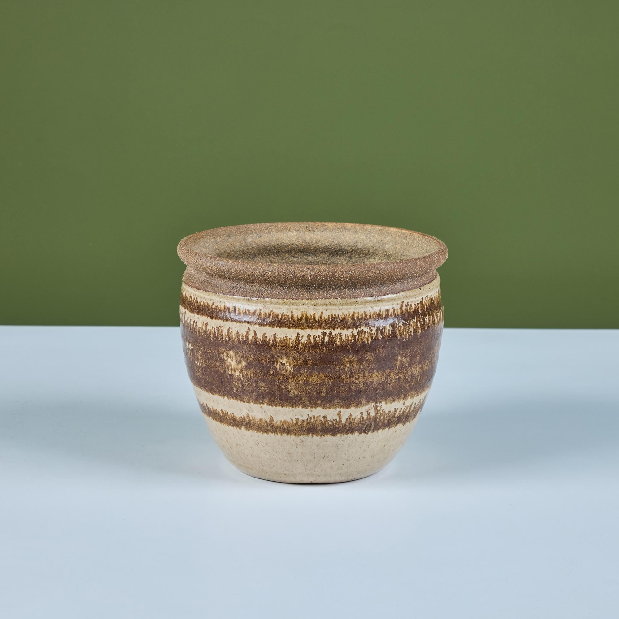 Jardinera de mesa de gres esmaltado, lanzada a mano. La jardinera presenta un exterior esmaltado en beige y marrón con interior de gres.

Dimensiones
7,25