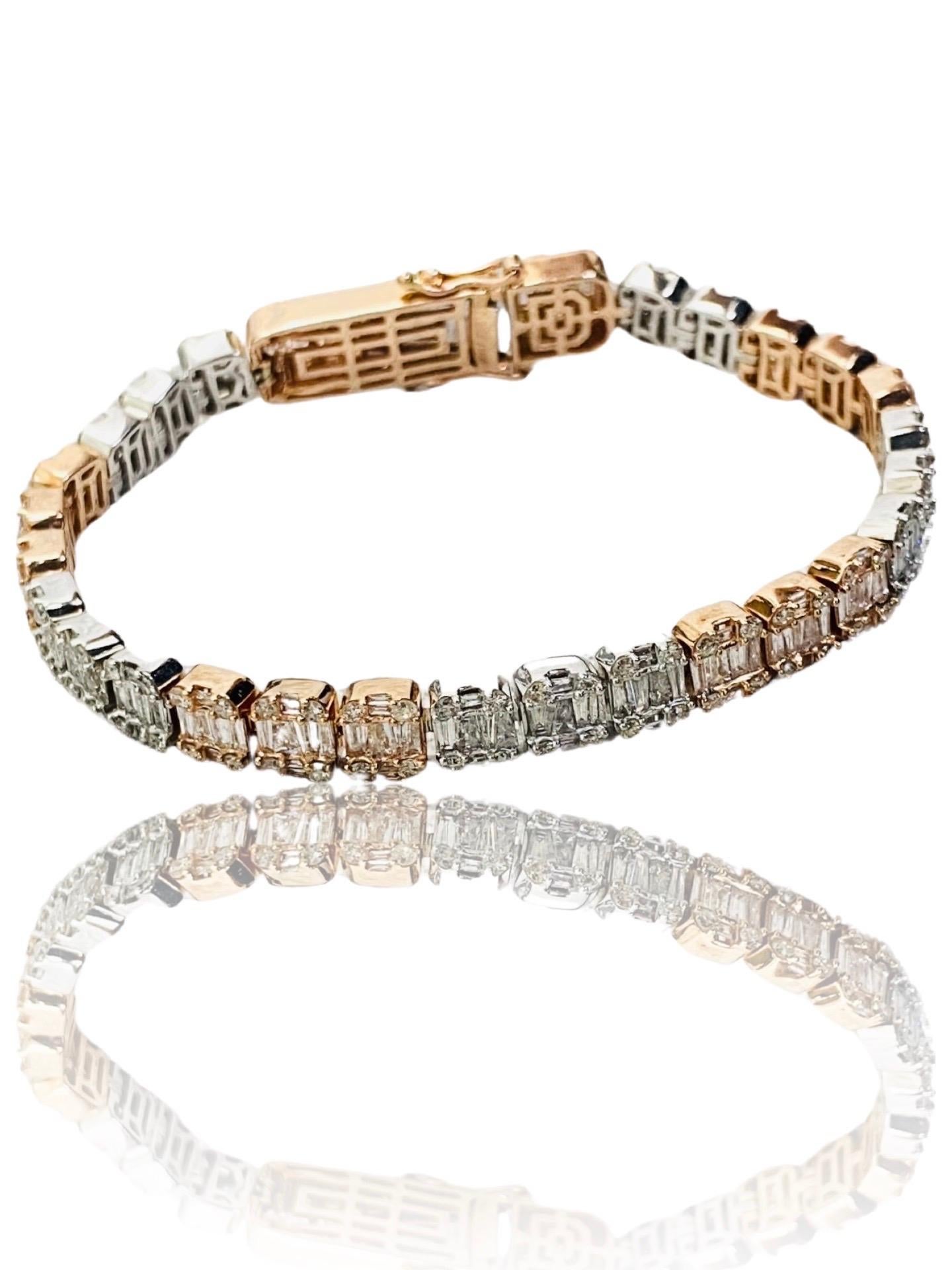 Bracelet en or bicolore de 9,50 carats de diamants Baguette et ronds. Bracelet de tennis très luxueux avec un scintillement massif. Le poids total des diamants est d'environ 6,50 carats (selon la formule). Le bracelet mesure 6,75 mm de large et 7