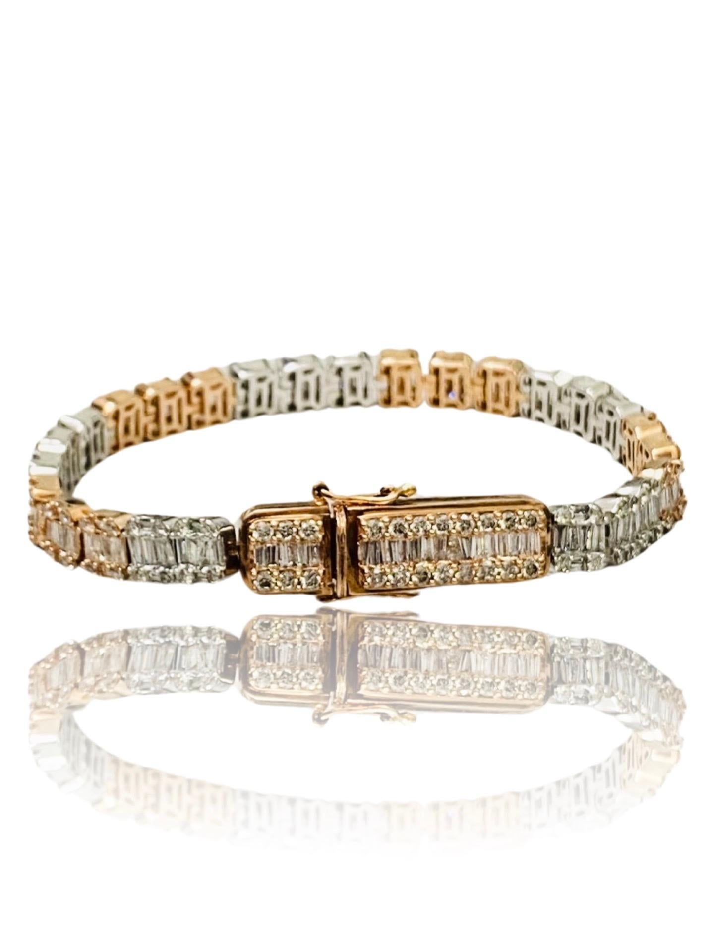 Zweifarbiges Goldarmband mit 9,50 Karat Diamanten im Tennis Baguette- und runden Diamanten  (Baguetteschliff) im Angebot