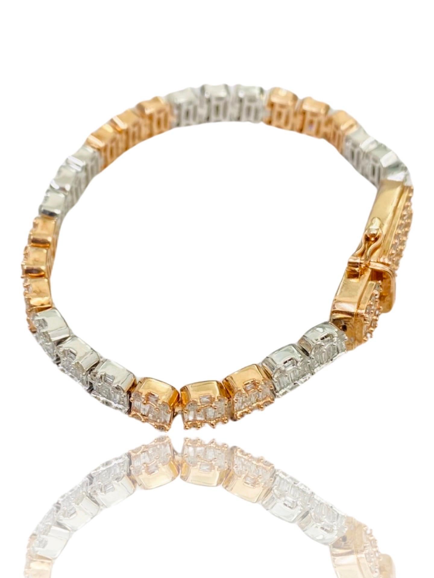 Bracelet tennis en or bicolore avec diamants de 9,50 carats, diamants baguettes et ronds  en vente 1