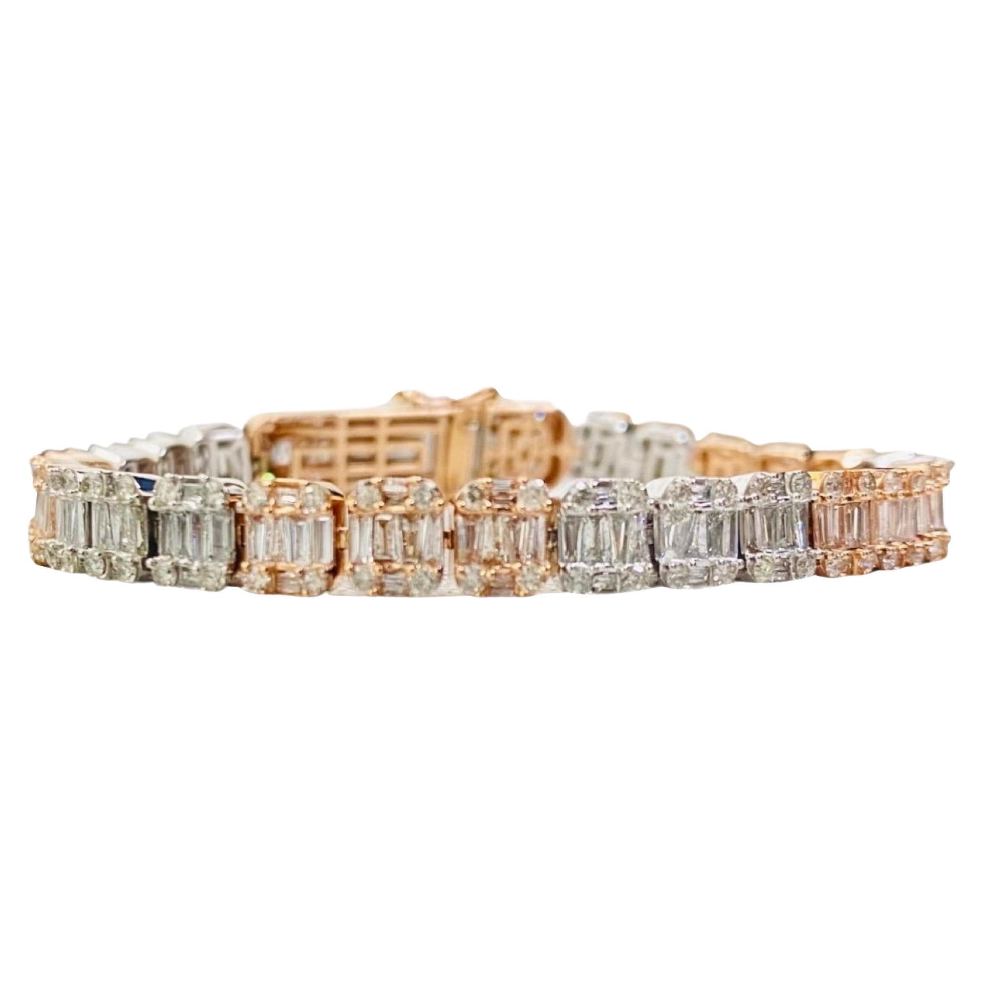 Zweifarbiges Goldarmband mit 9,50 Karat Diamanten im Tennis Baguette- und runden Diamanten im Angebot