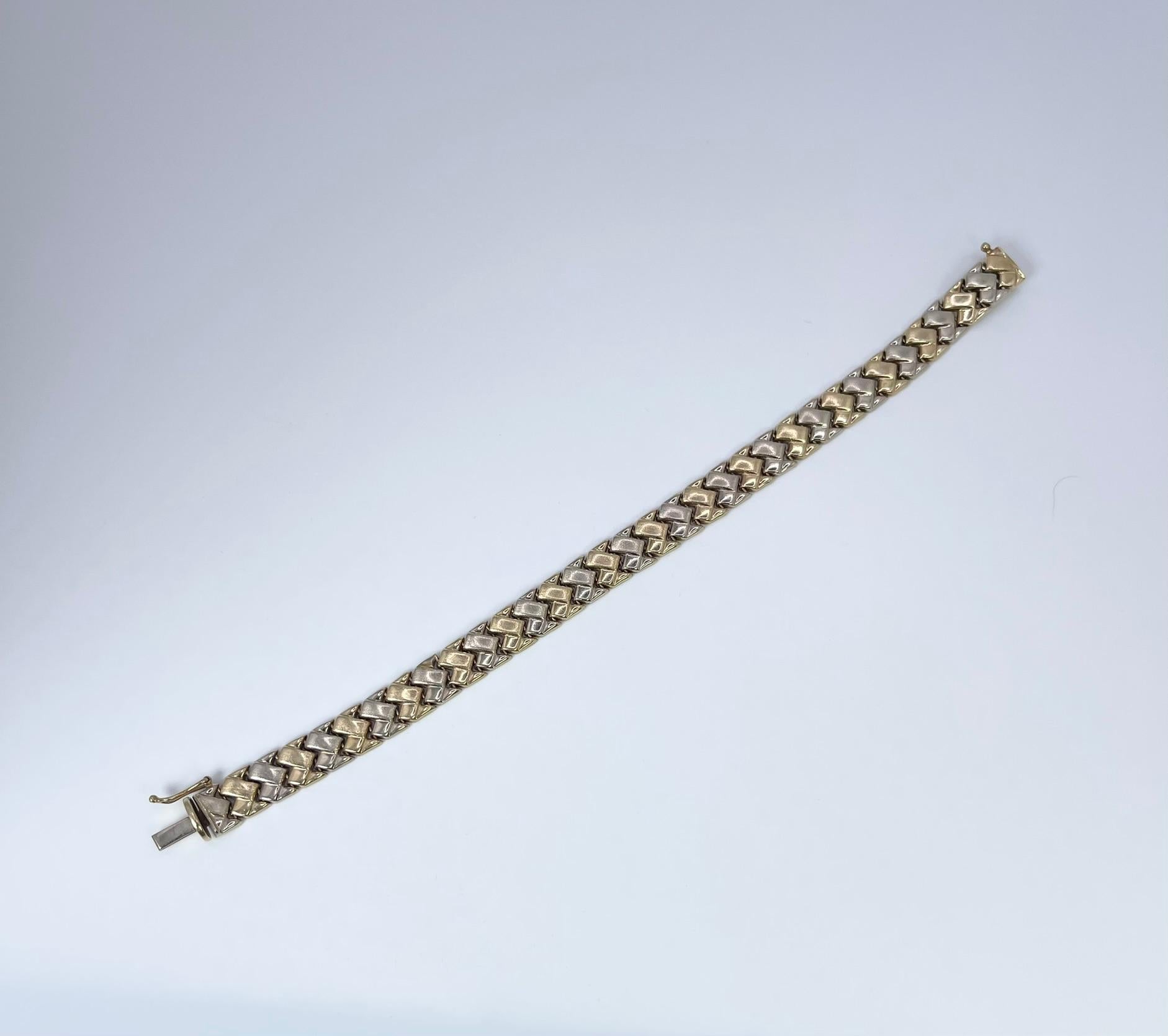 Bracelet de 8,6 mm de large fabriqué avec des couleurs dorées à deux tons dans un design géométrique, le bracelet est unisexe.


POIDS EN GRAMME : 12.52gr
OR : or jaune et blanc 14KT
FERMETURE : Personnalisée (sécurisée)
LARGEUR : 8.6mm 
Creux :