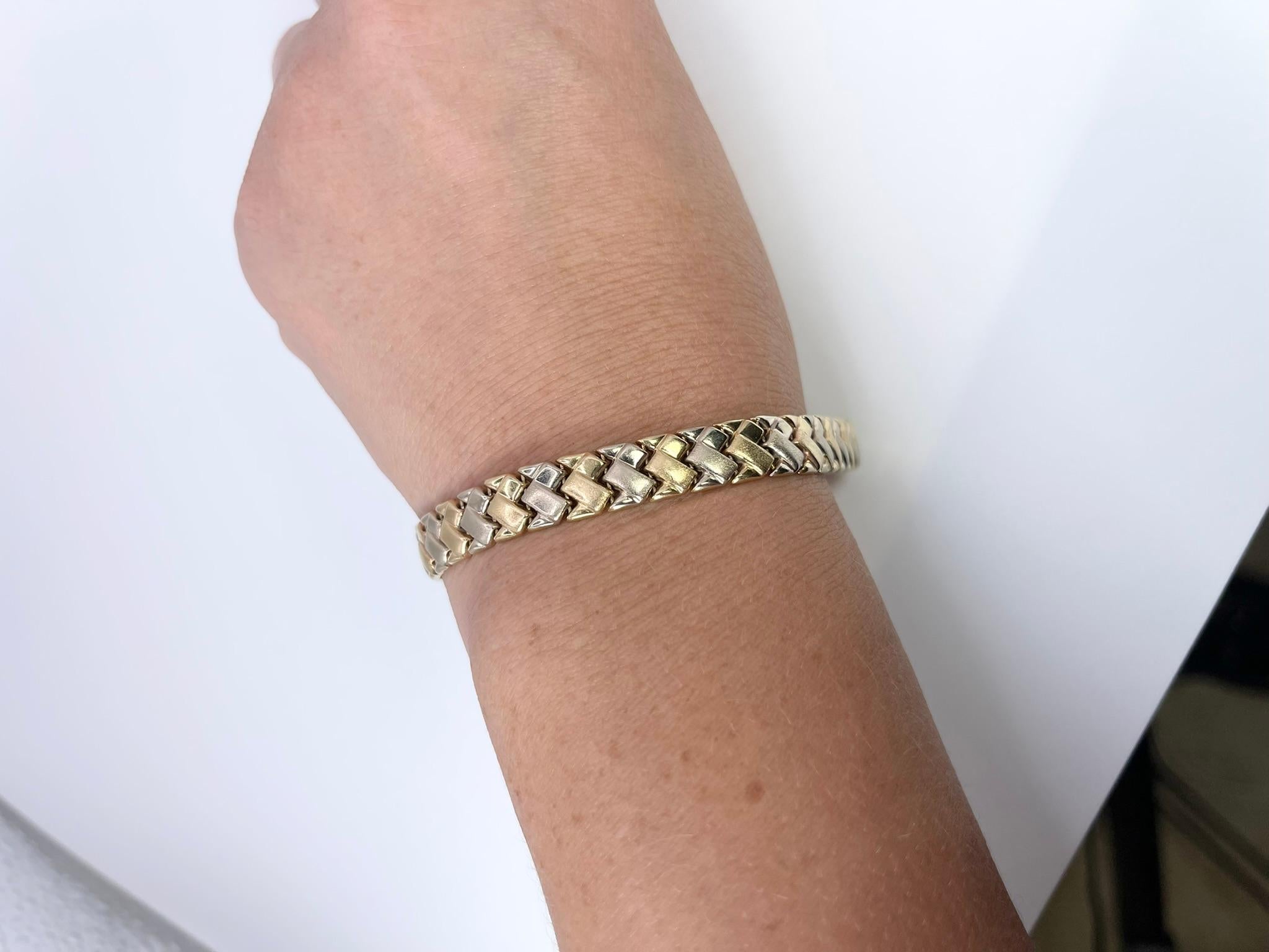 Bracelet moderne en or bicolore 14 carats avec motifs géométriques en vente 1