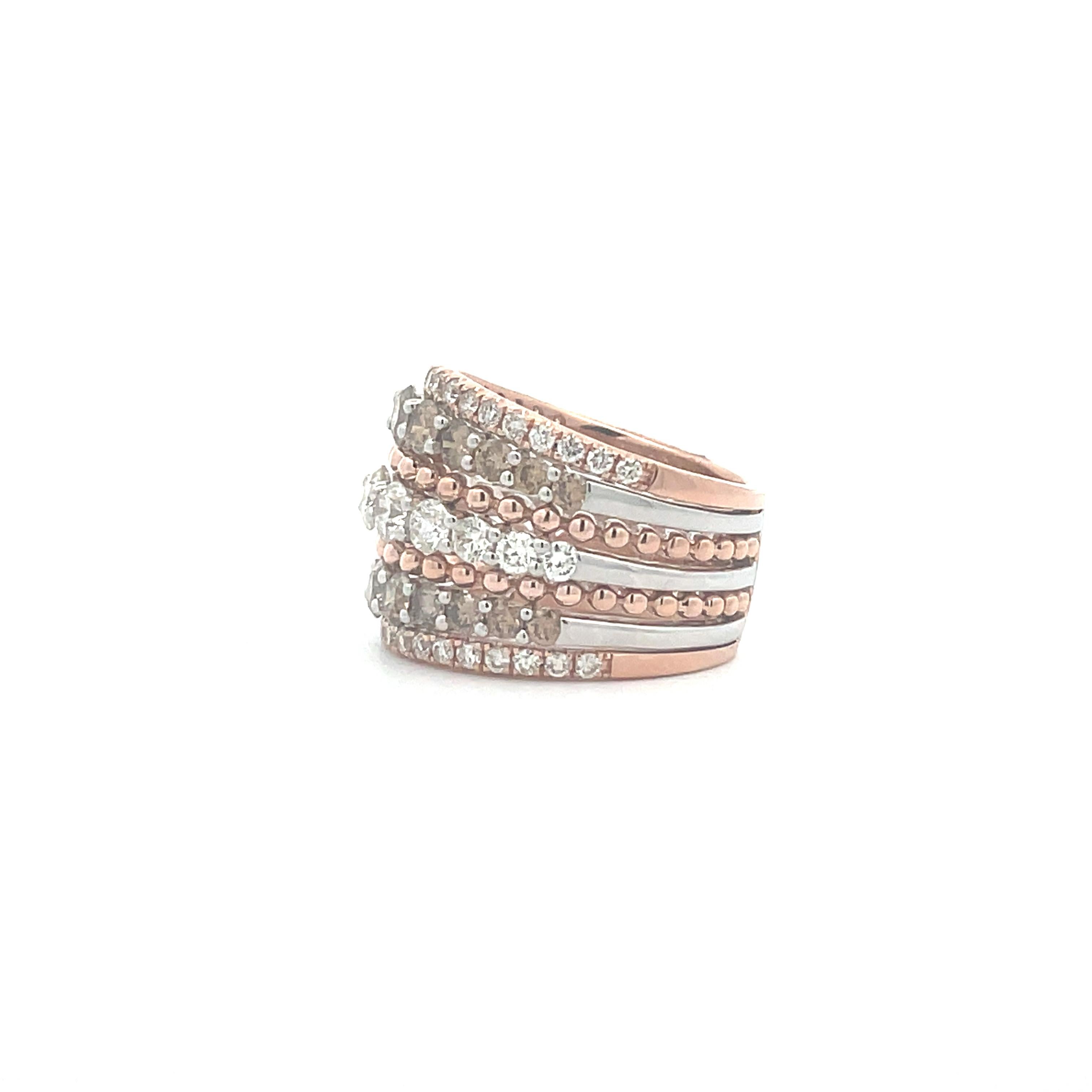 Dieser atemberaubende zweifarbige Ring aus 14-karätigem Gelb- und Roségold ist handgefertigt mit champagnerfarbenen (braunen) und weißen Diamanten. Der Ring ist mit 5 Reihen abgestufter Diamanten besetzt, die glänzen wie nie zuvor. Die Pave-Fassung