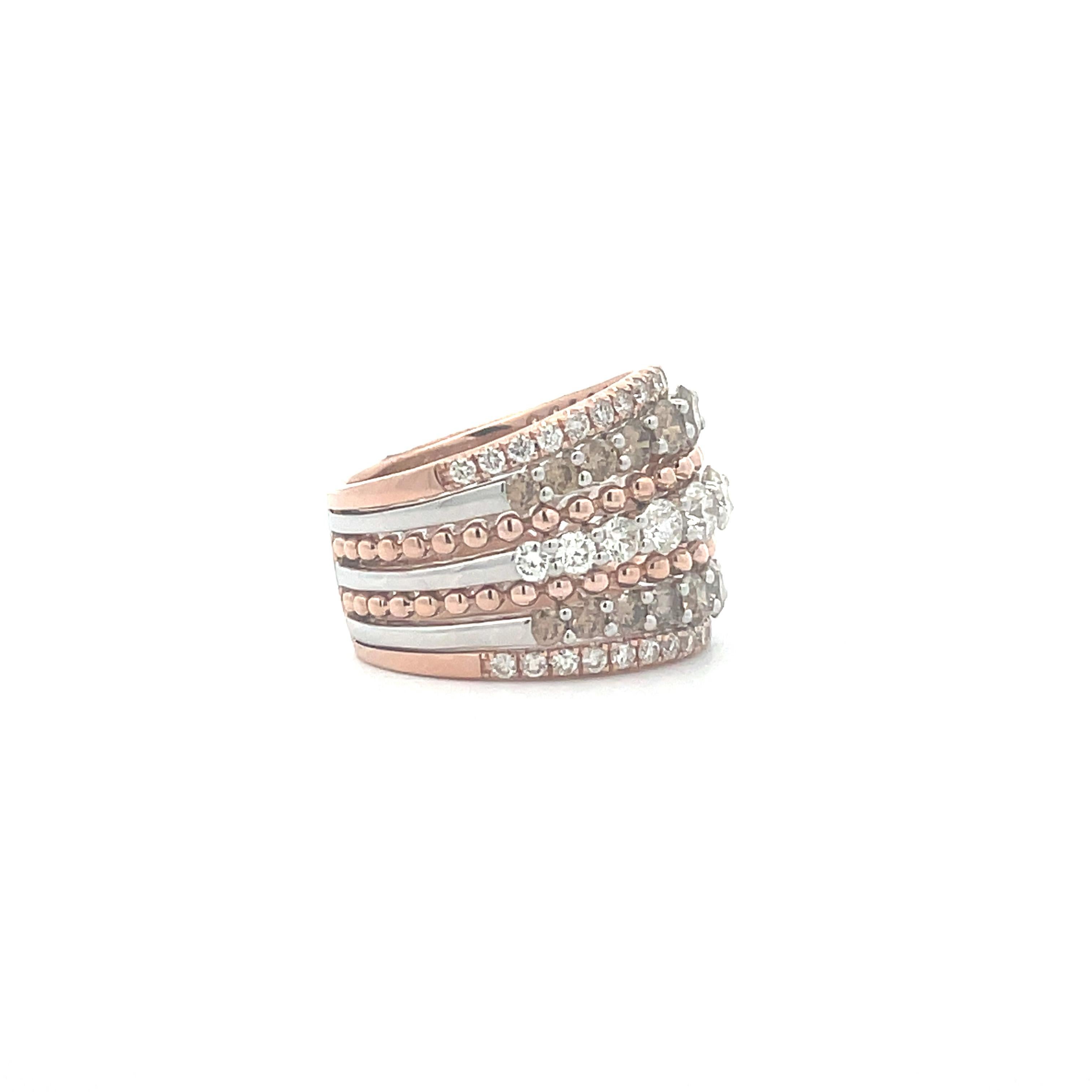 Mehrreihiger Highway-Ring aus Gold mit Champagner- und Weißdiamanten (Brillantschliff) im Angebot
