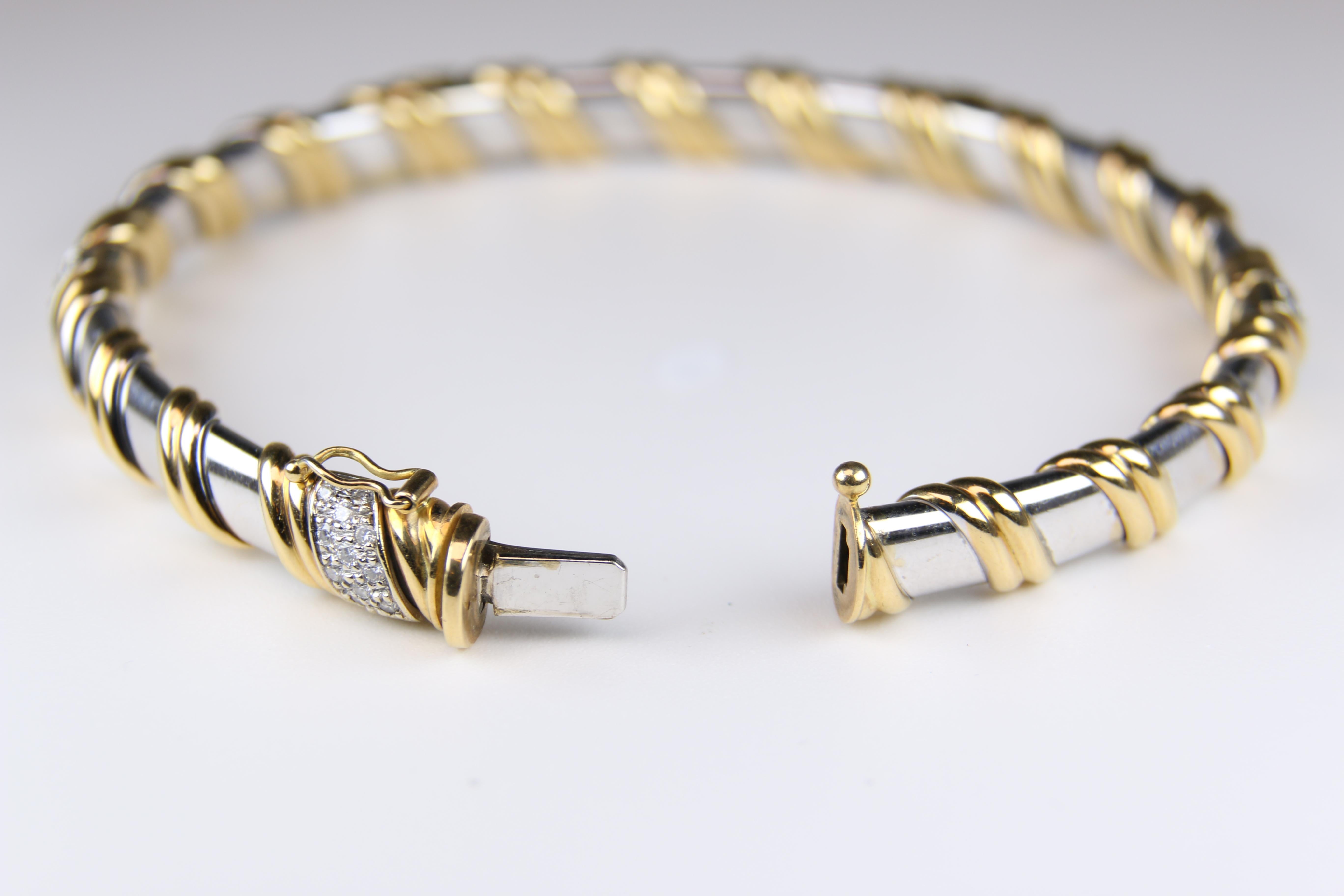 Taille ronde Bracelet jonc en or bicolore avec diamants en vente