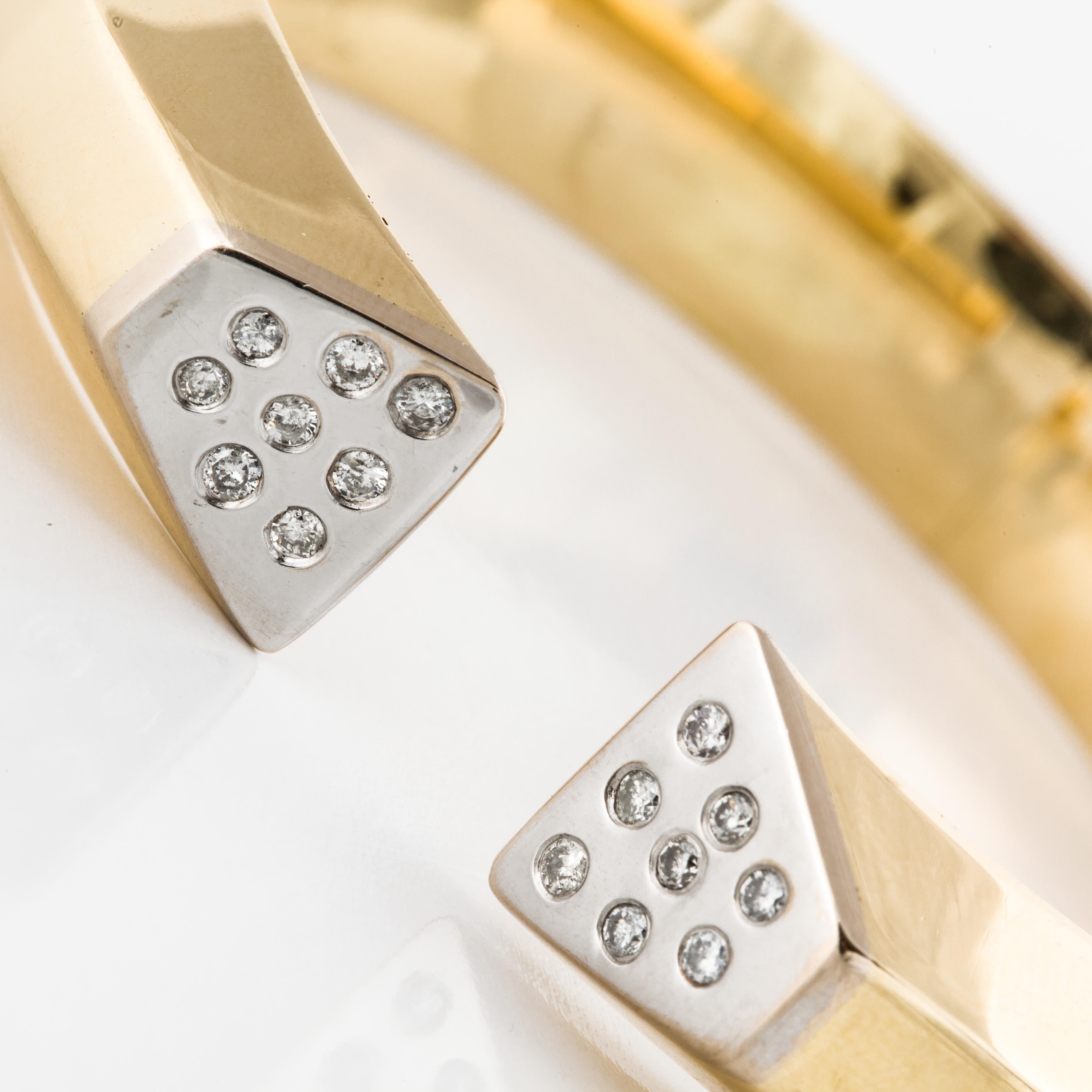 Taille ronde Bracelet jonc à charnières en or bicolore 18 carats avec embouts en diamants en vente