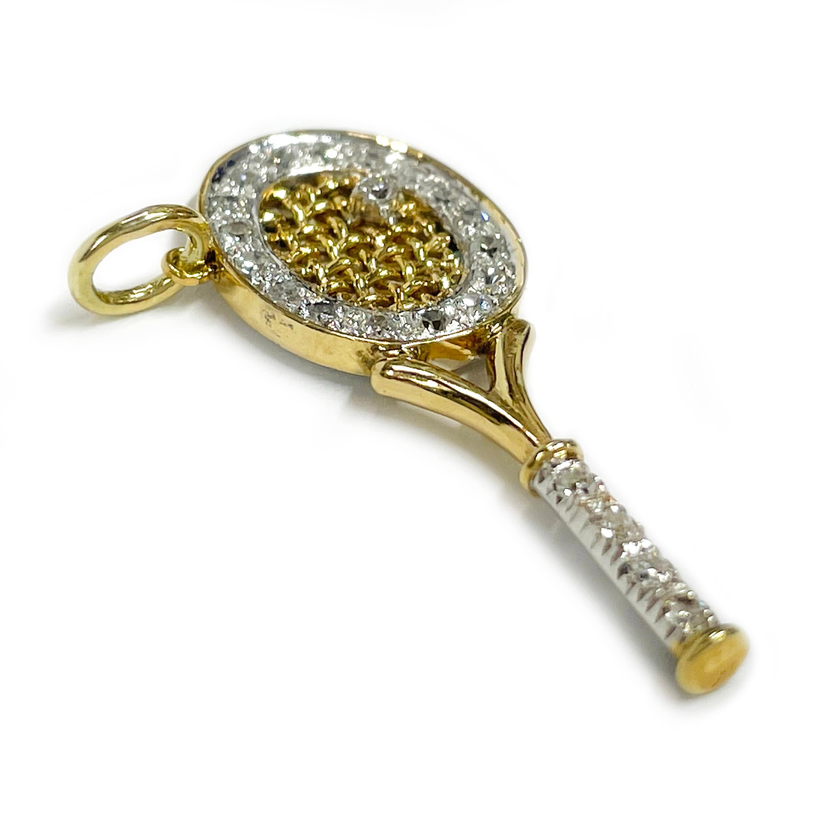 Pendentif raquette de tennis en or jaune et blanc avec diamants. Ce charmant pendentif offre un véritable éclat avec vingt-deux diamants ronds taille unique de 1,72 mm sertis en or blanc autour de la raquette et sur le manche, et un diamant serti en