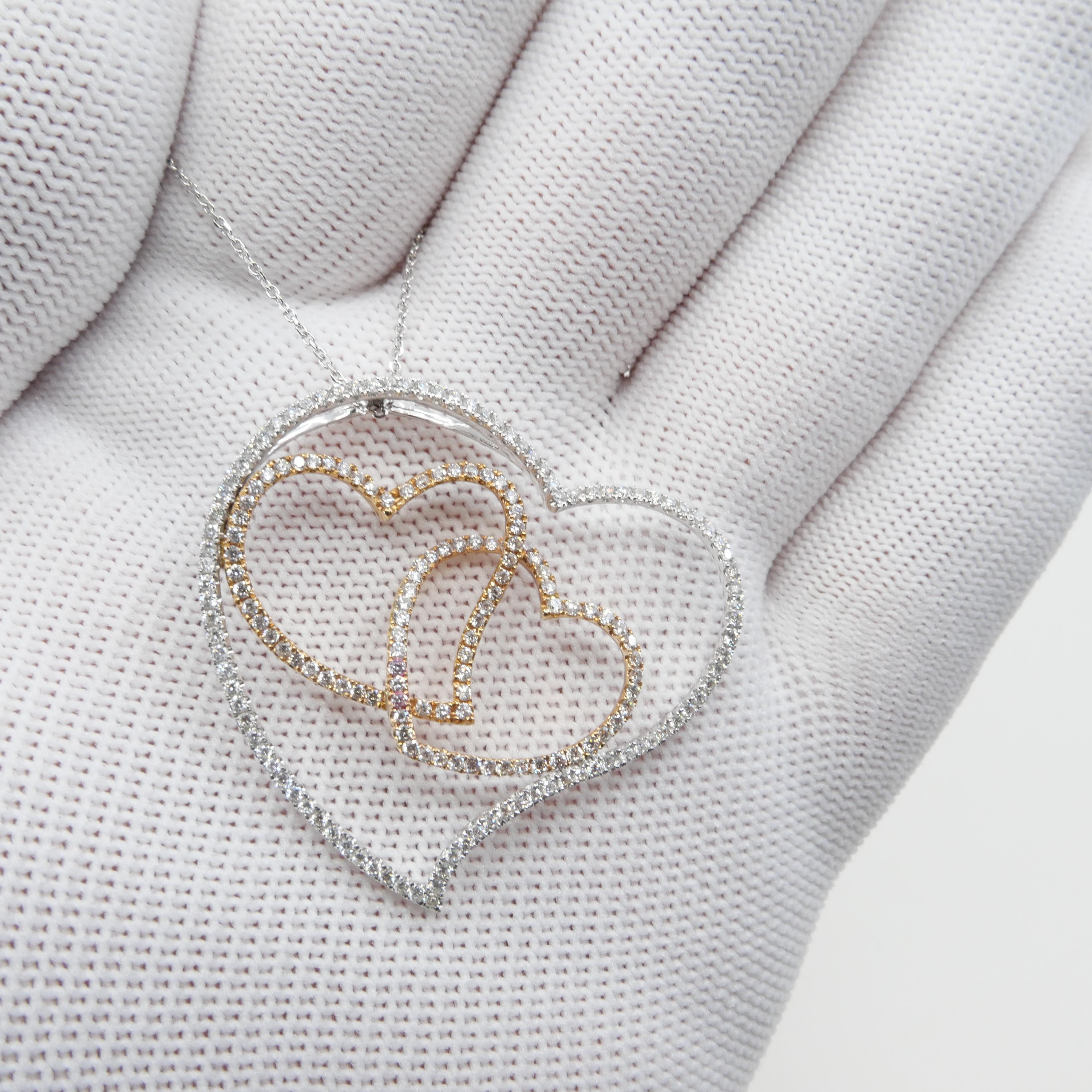 Ciondolo in oro bicolore con cuori fluttuanti e diamanti, eccellente profondità di campo In condizioni Nuovo in vendita a Hong Kong, HK