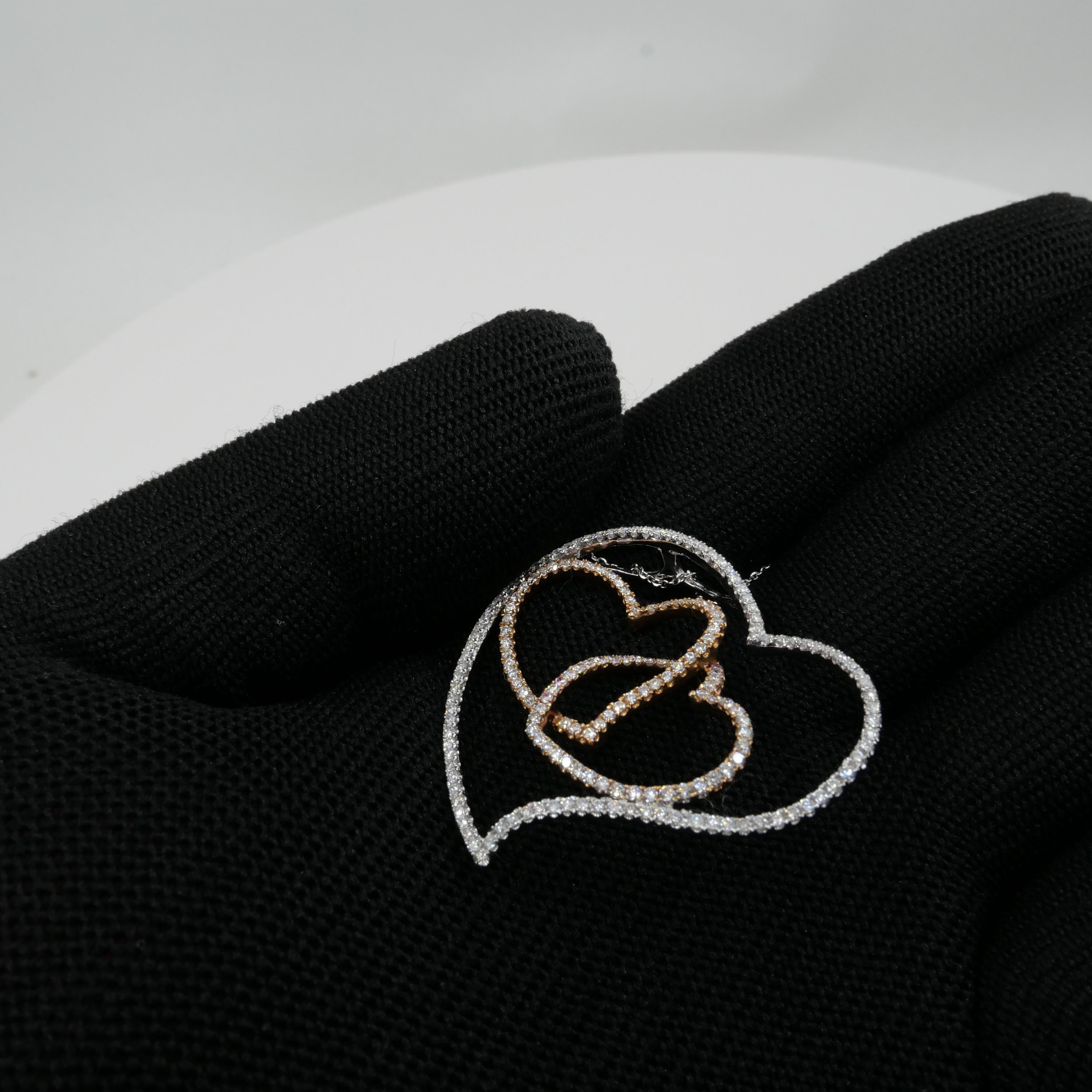 Donna Ciondolo in oro bicolore con cuori fluttuanti e diamanti, eccellente profondità di campo in vendita