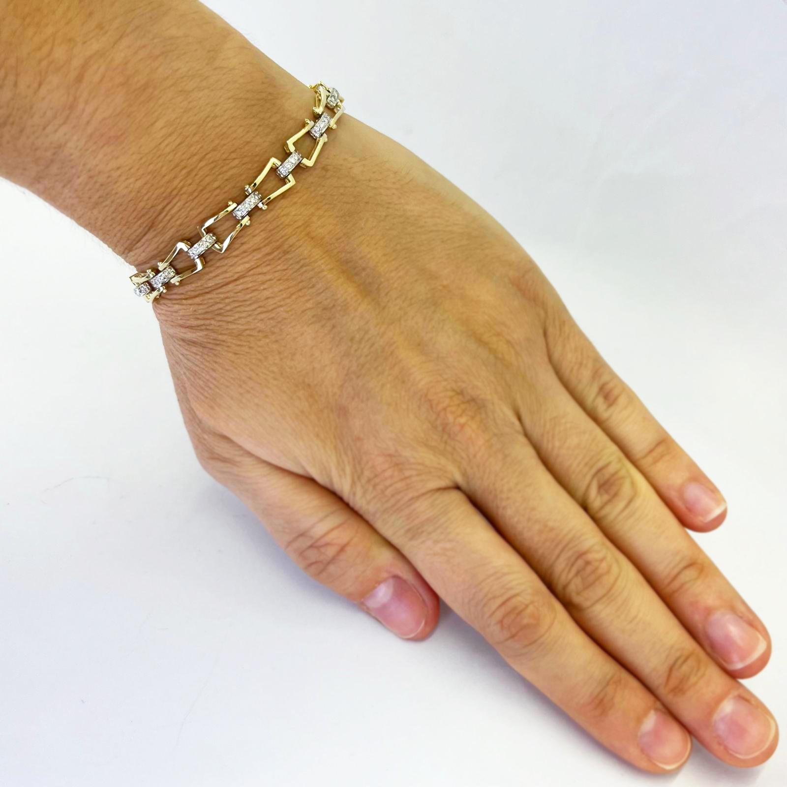 Bracelet en or jaune et blanc 14 carats à maillons ouverts orné de 65 diamants ronds de taille brillant de pureté SI et de couleur H totalisant 0,50 carats. 6,75 pouces avec un fermoir à boîte cachée et une sécurité en forme de 8. Le poids fini est