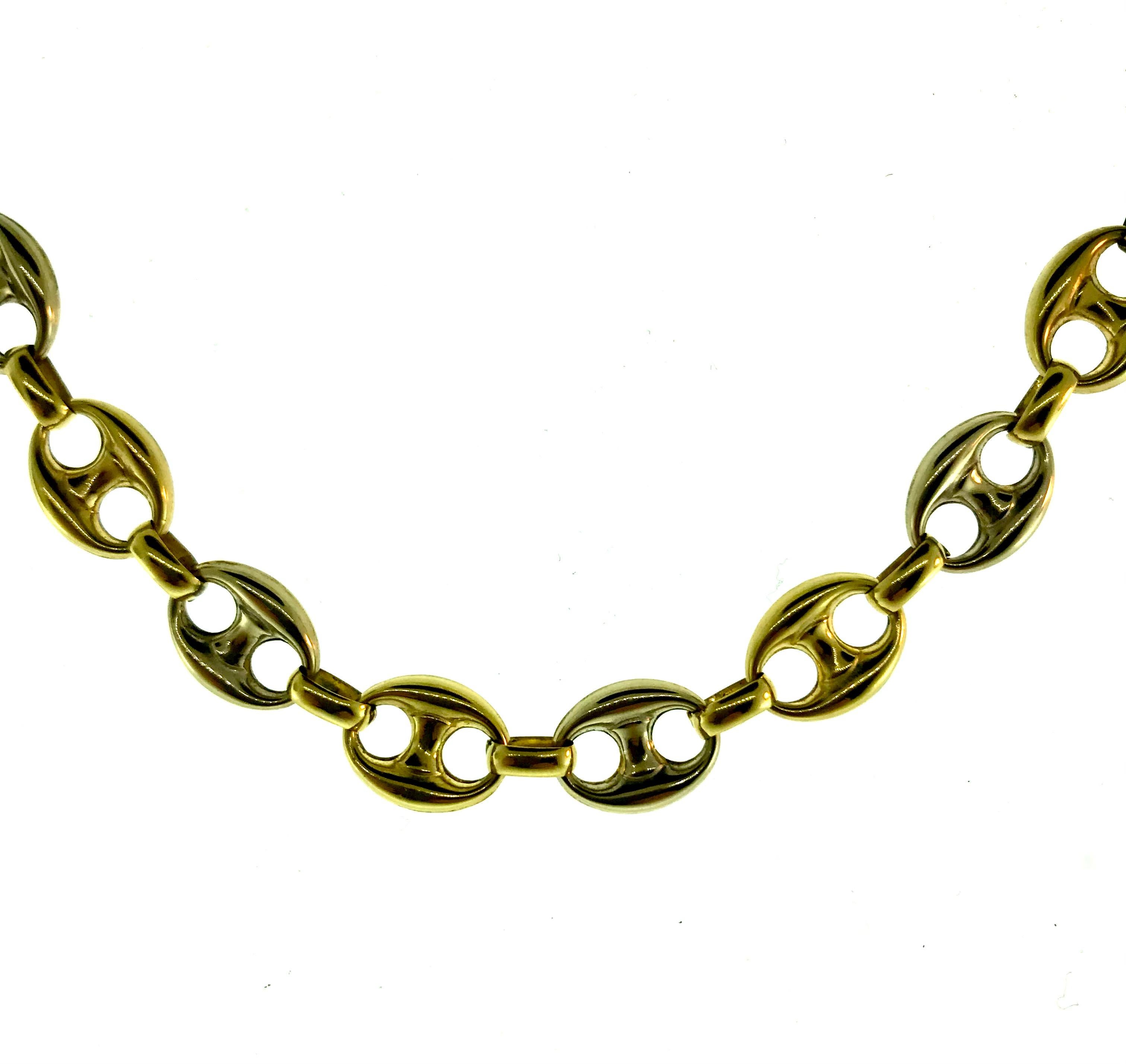 White and yellow 18k mariner puffed link chain necklace by UnoAErre. Excellent for layering or wearing solo. Stamped with the UnoAErre maker's mark and a hallmark for 18k gold.
Measurements: 27