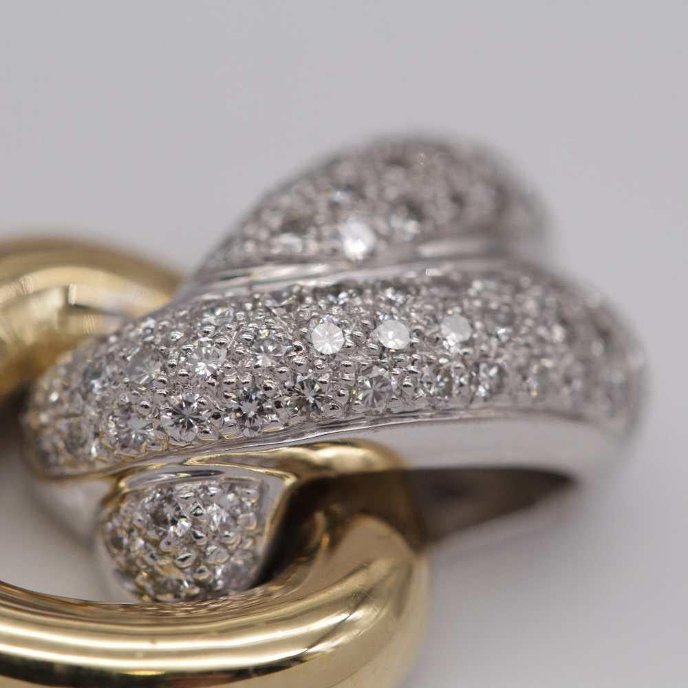 Ciondolo in oro giallo con 0,80 carati di diamanti taglio Brilliante  6.00 grammi  Dimensioni: 2,10 cm di lunghezza  Oro giallo 18 carati e oro bianco 18 carati  Nuovo di zecca, disponibile esclusivamente online  Rif.: D364309CH

Elegante ciondolo