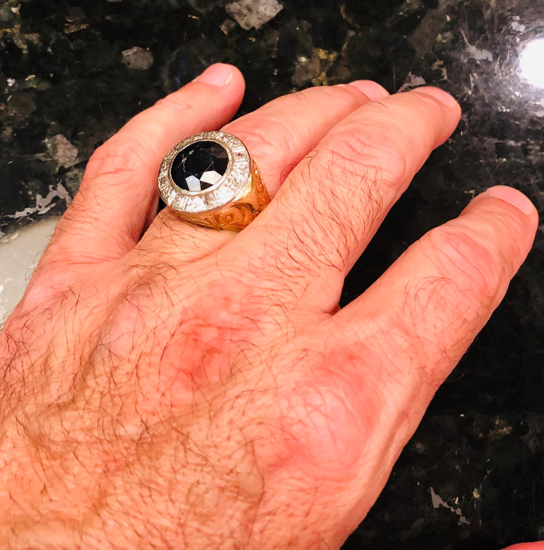 Anello in oro bicolore Diamanti affiancati da uno zaffiro In condizioni discrete in vendita a Manhasset, NY