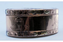 Tabacchiera in oro bicolore con fiocchi, ghirlande e medaglione centrale