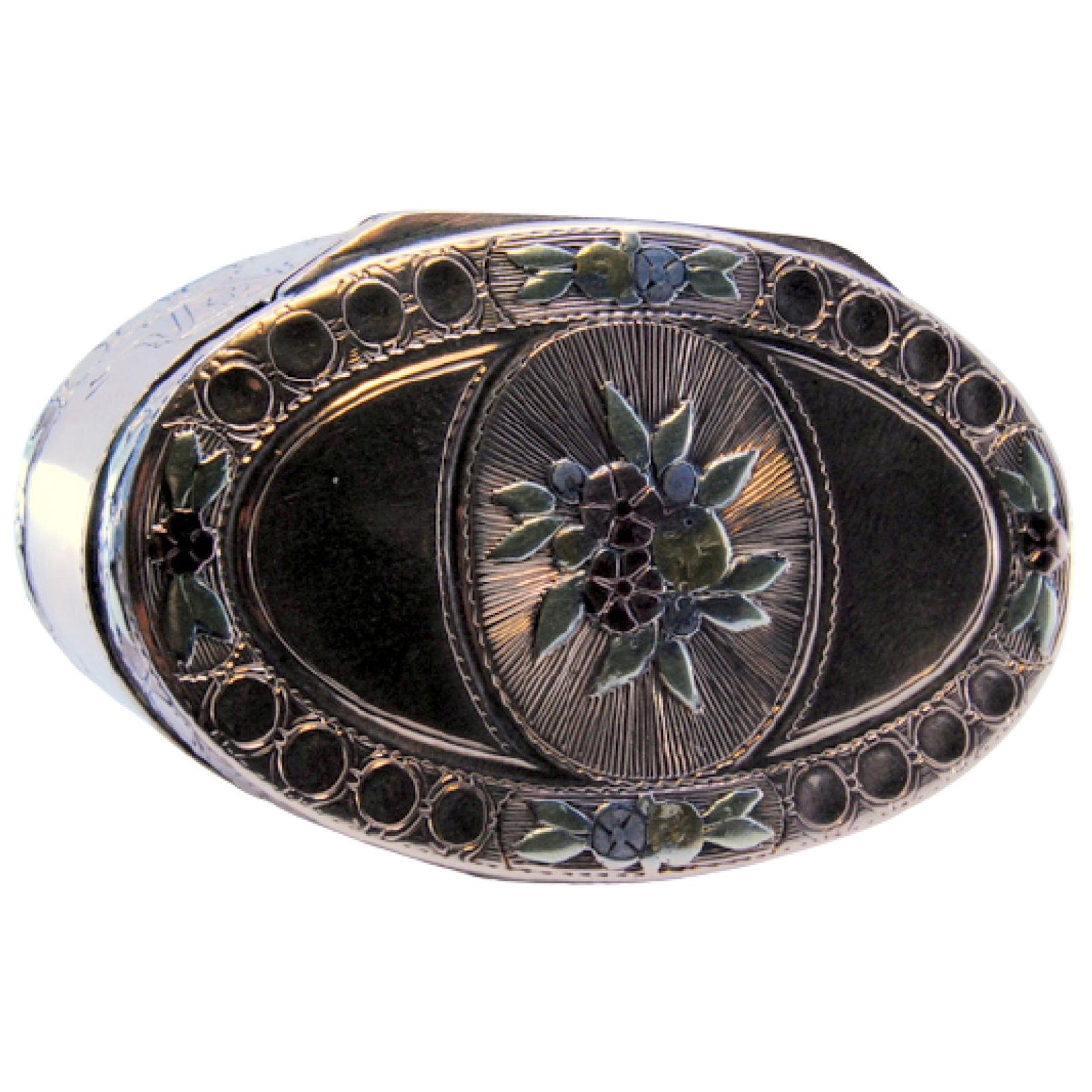 Two-tone gold snuff box with bows, garlands and central medallion For Sale