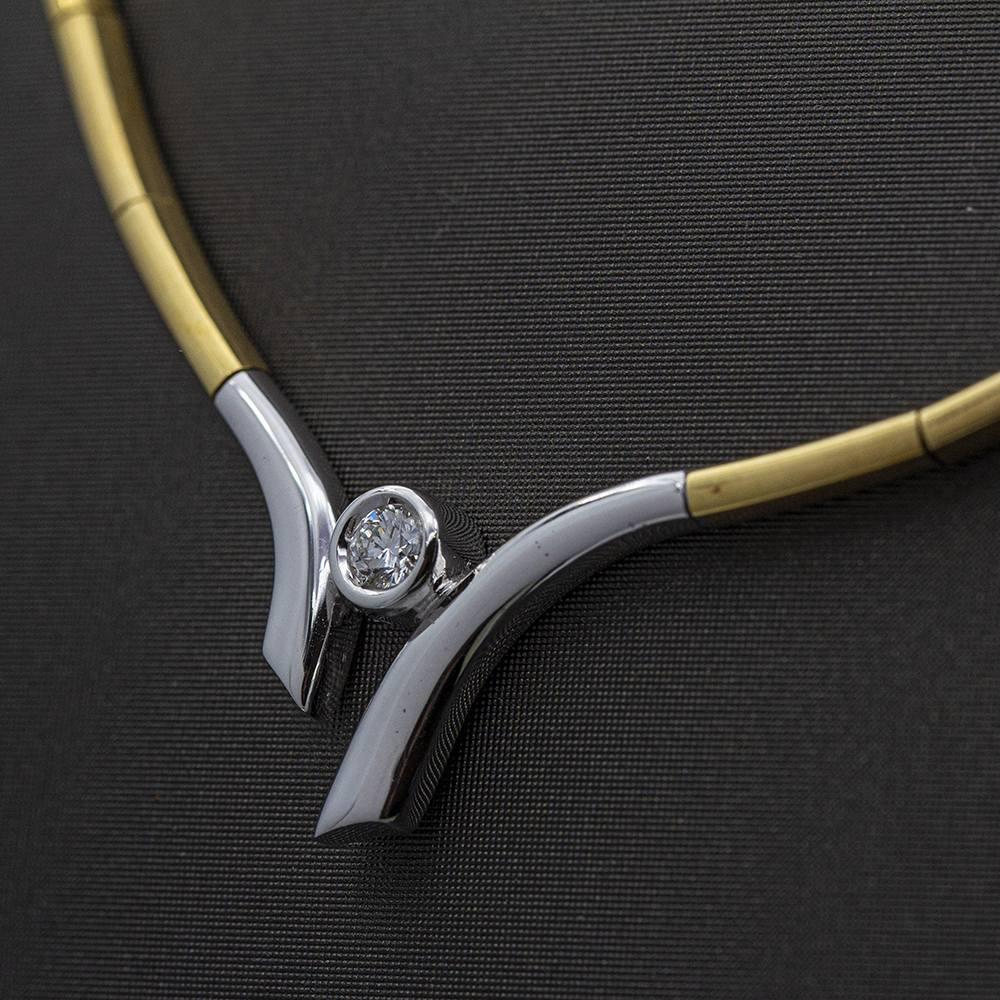 Collier en or jaune et blanc pour femmes  1x diamant taille brillant pesant 0,15ct. en qualité G/VS  Or blanc et or jaune 18kt  22,0 grammes.  Longueur de 45 cm  Tout nouveau produit disponible uniquement sur le web  Ref :.D359708LF