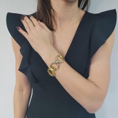 Pulsera de eslabones tipo estribo en oro bicolor.