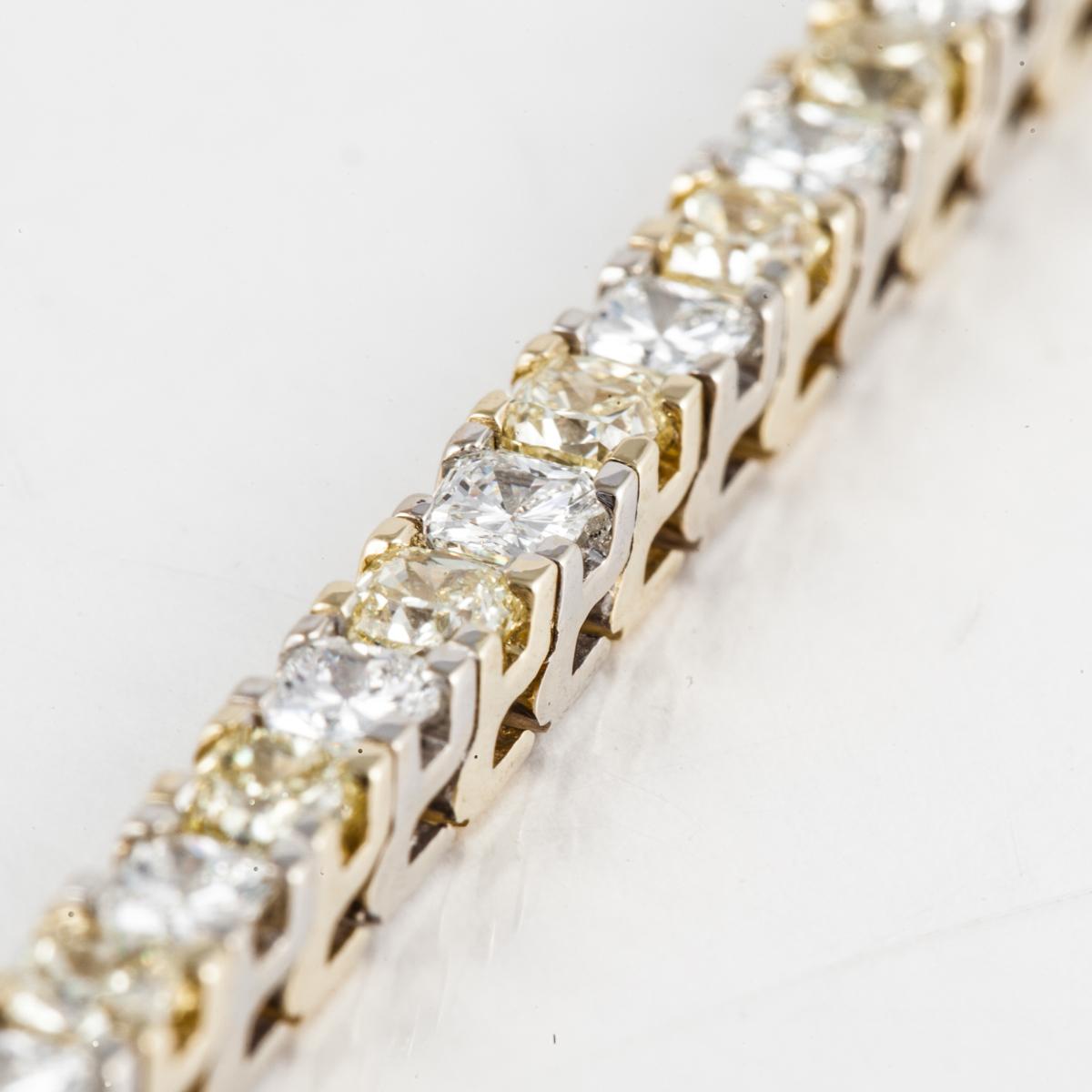 Gelbes und weißes Diamantarmband aus 18 Karat zweifarbigem Gold mit Diamanten (Gemischter Schliff) im Angebot