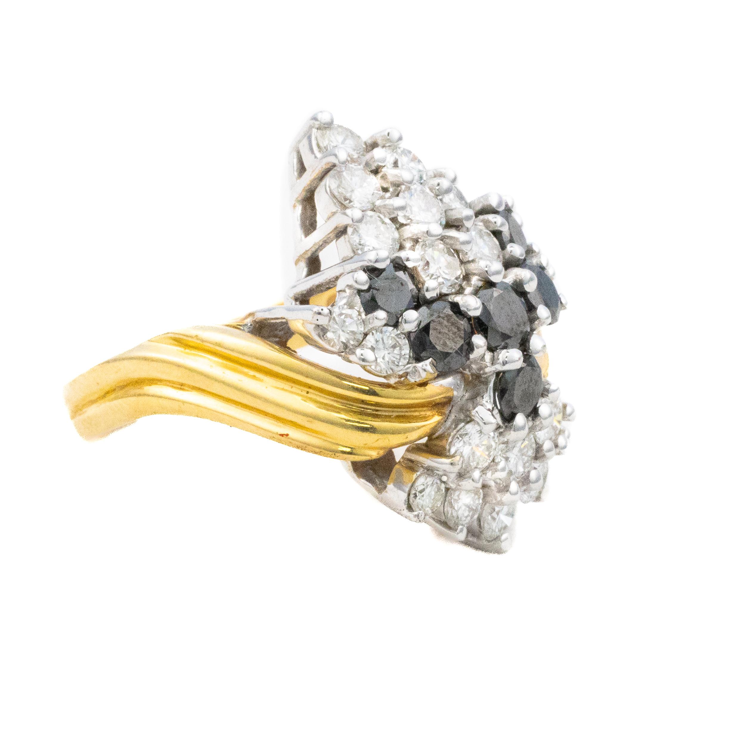 Anello con cluster di diamanti bianchi e neri in oro bicolore

Descrizione:
Un audace anello a grappolo in oro giallo 18 carati, con una straordinaria composizione di diamanti bianchi e neri. La composizione forma un drammatico motivo triangolare,