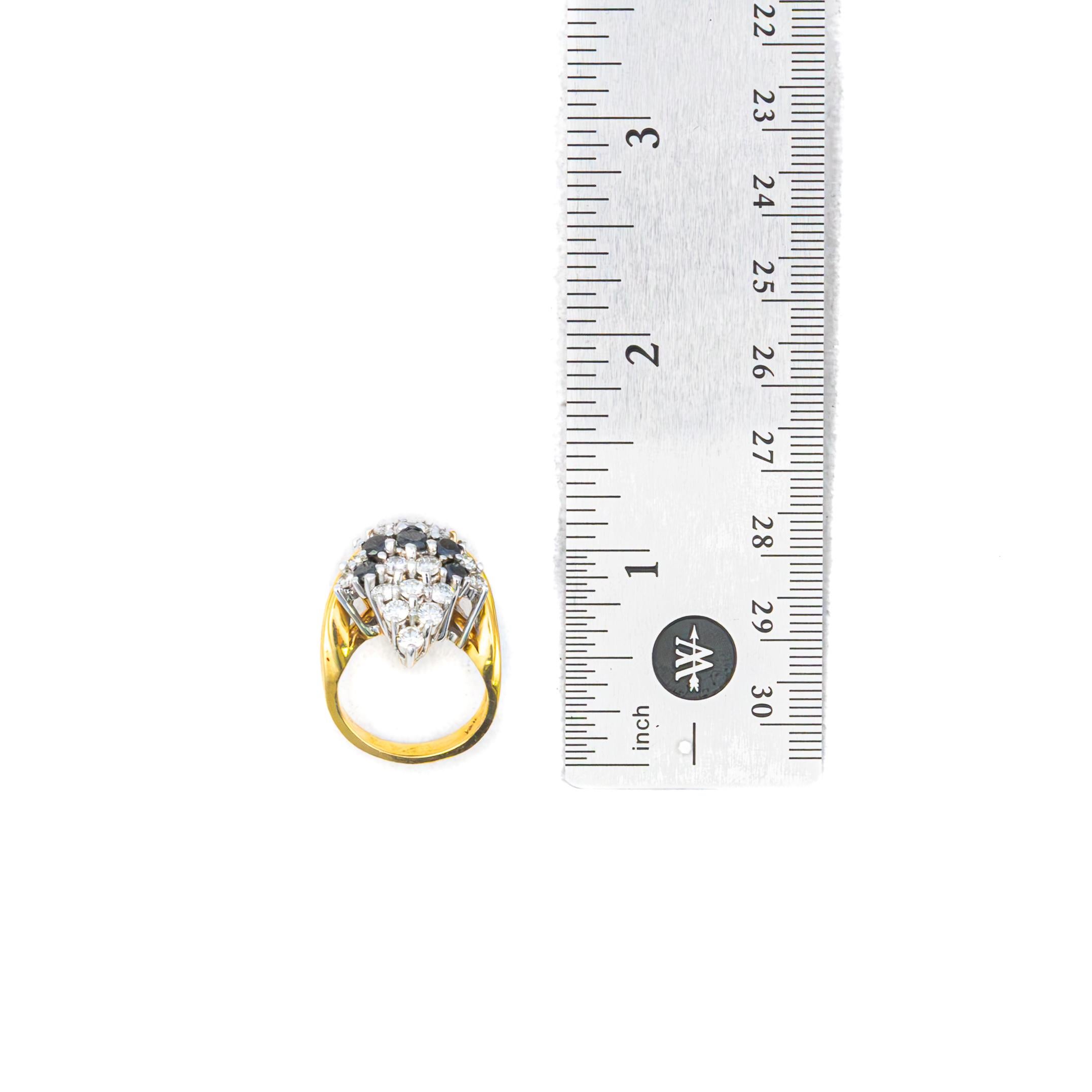 Taglio rotondo Anello con cluster di diamanti bianchi e neri in oro bicolore in vendita