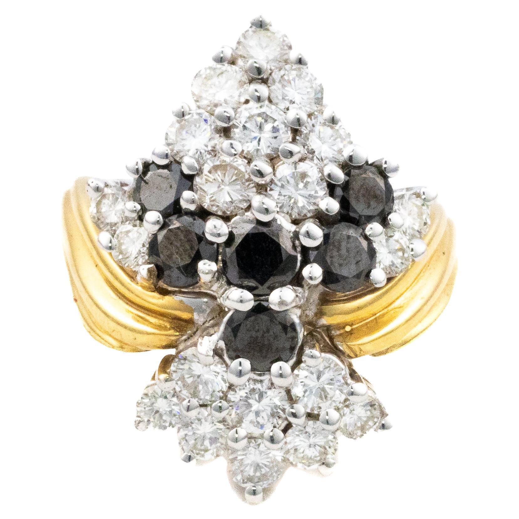 Anello con cluster di diamanti bianchi e neri in oro bicolore in vendita