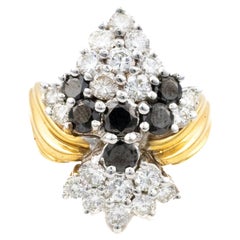 Anello con cluster di diamanti bianchi e neri in oro bicolore