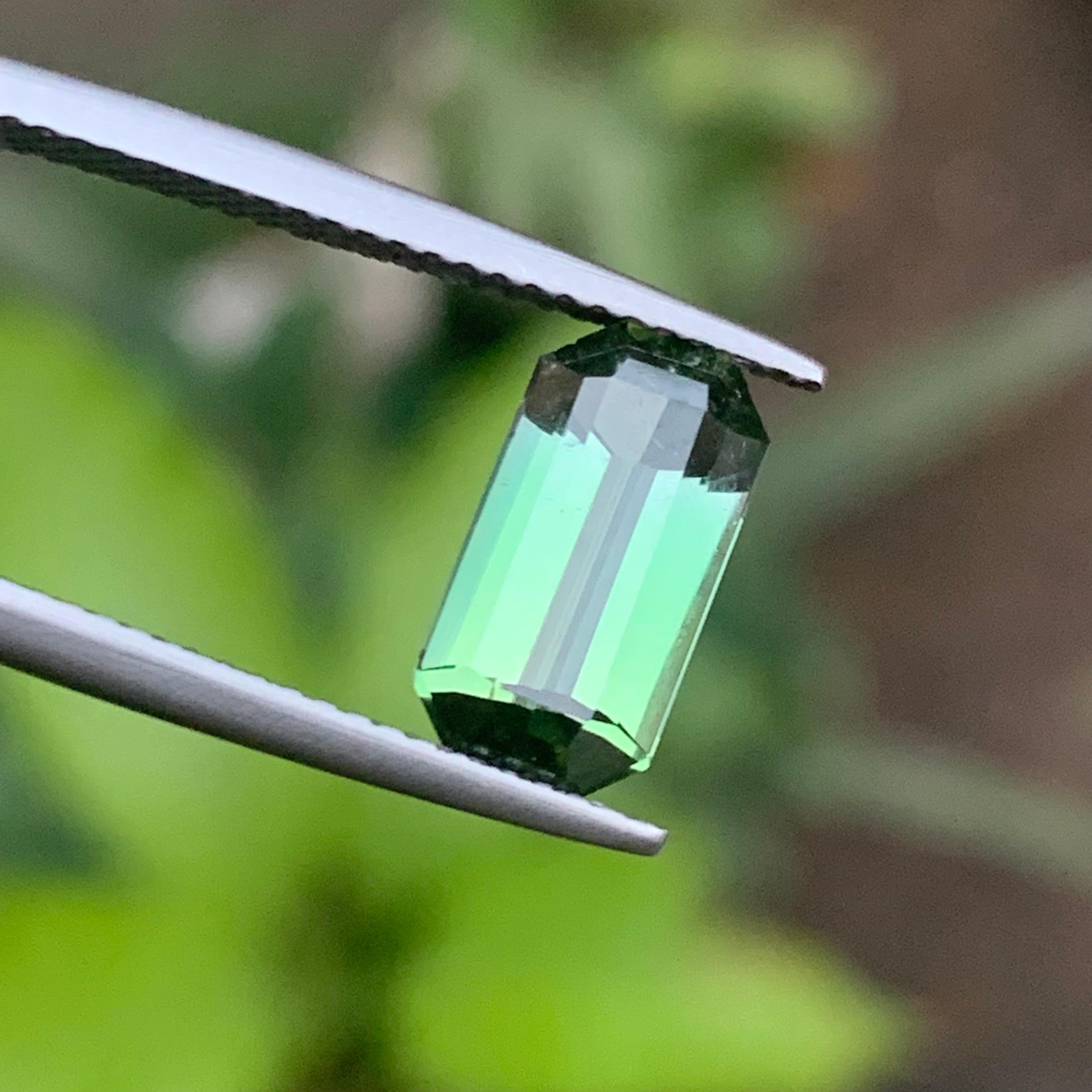 Green Natural Tourmaline Ring Gemstone Two Tone 2.65 Ct Emerald Cut for Jewelry In New Condition For Sale In Peshawar, PK
