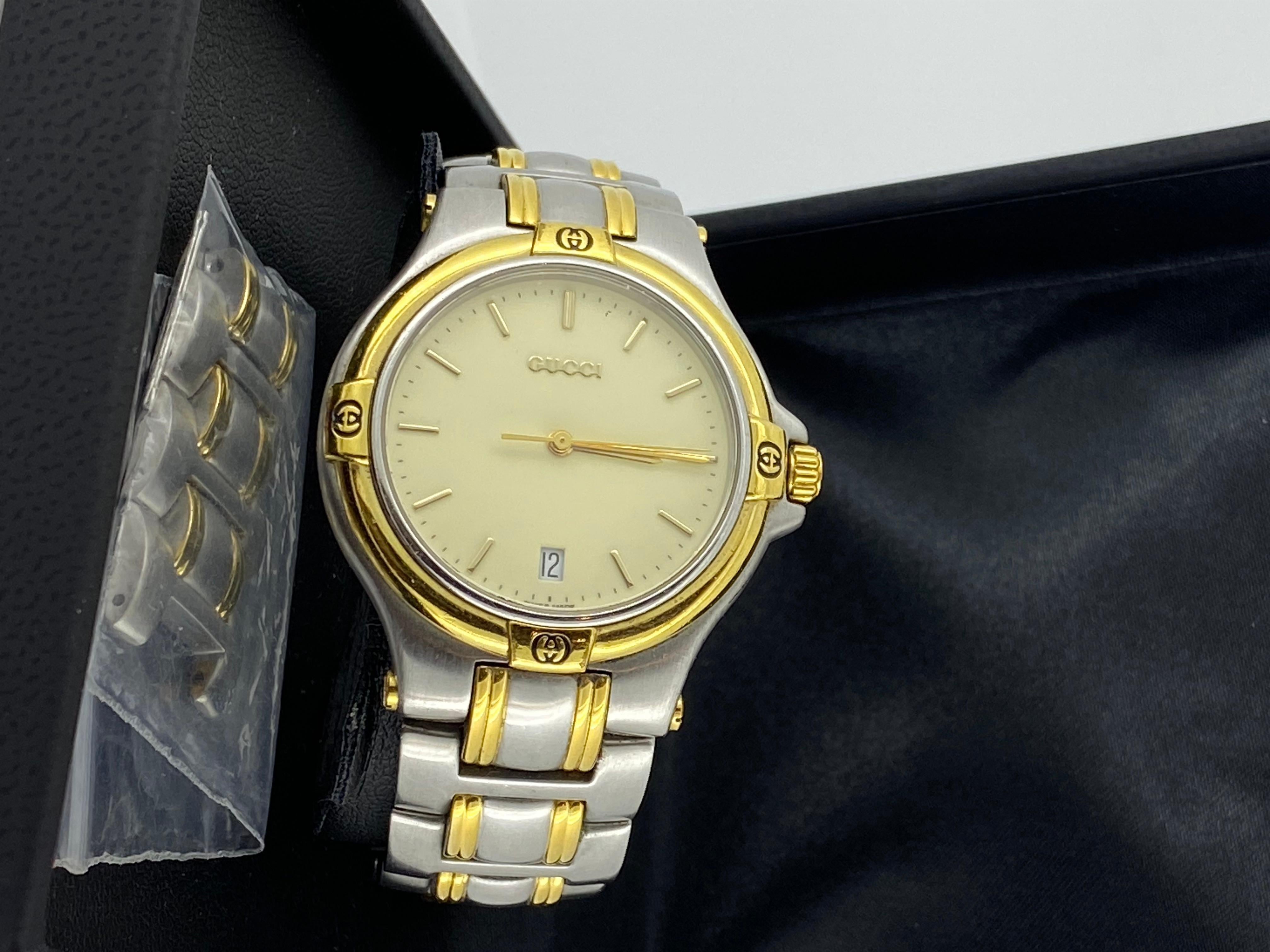 Modern Two-Tone Gucci 36mm Golden Logo-Adorned Bezel S/Steel Mens' Swiss Quartz Watch For Sale