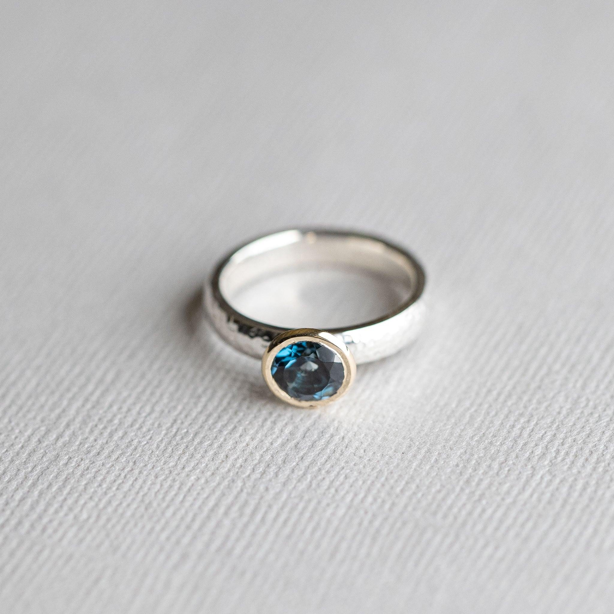 En vente :  Bague martelée bicolore, bague topaze de Londres, or 14 carats avec lunette en argent sterling 10
