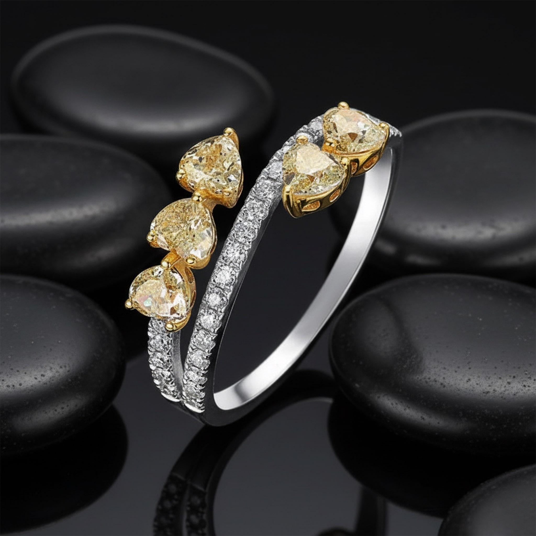 En vente :  Bague en or jaune 14 carats (ou 18 carats sur demande) avec diamant en forme de cœur et de poire 3