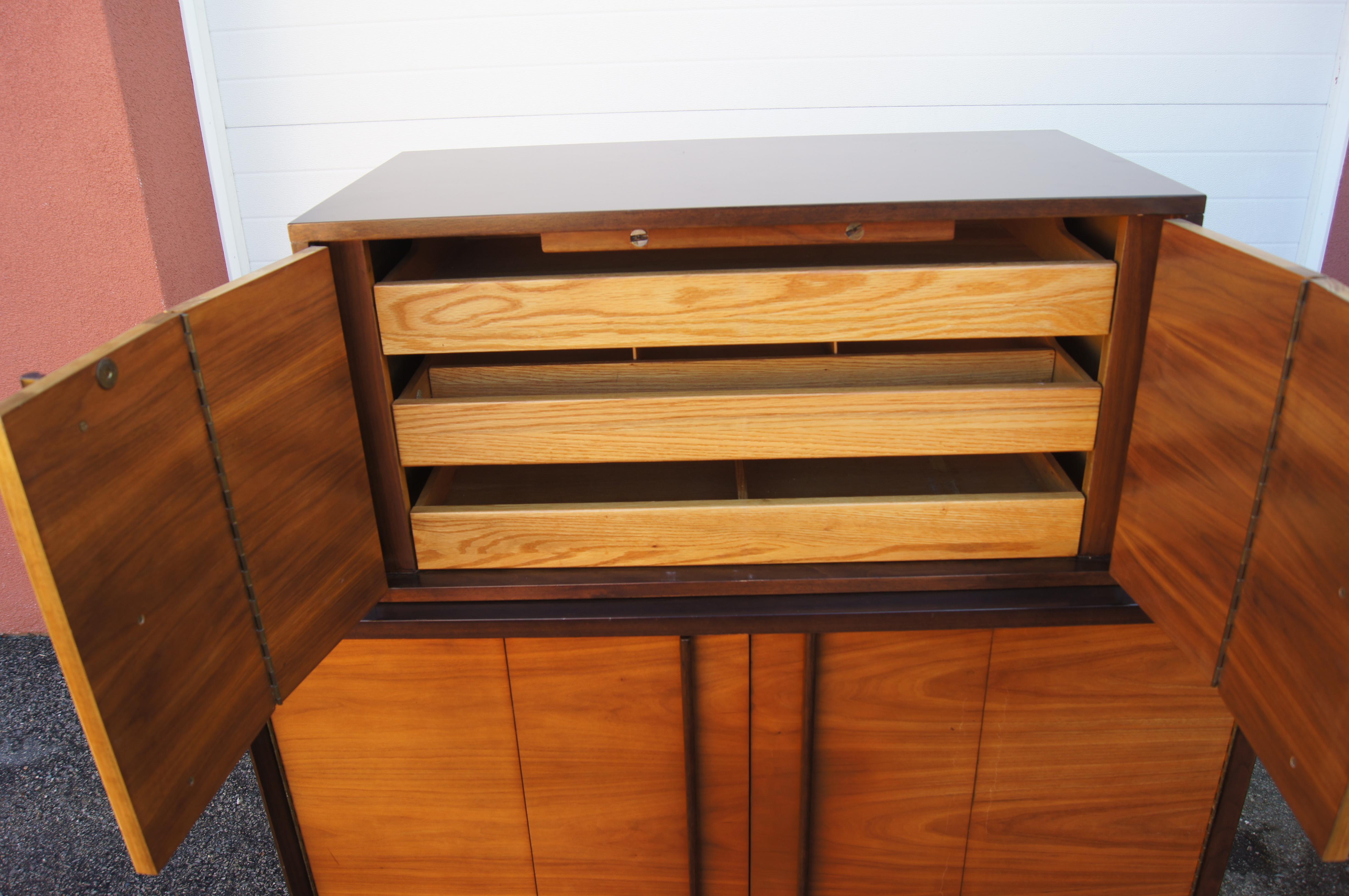 Two-Tone Highboy Dresser by John Stuart In Good Condition For Sale In Dorchester, MA