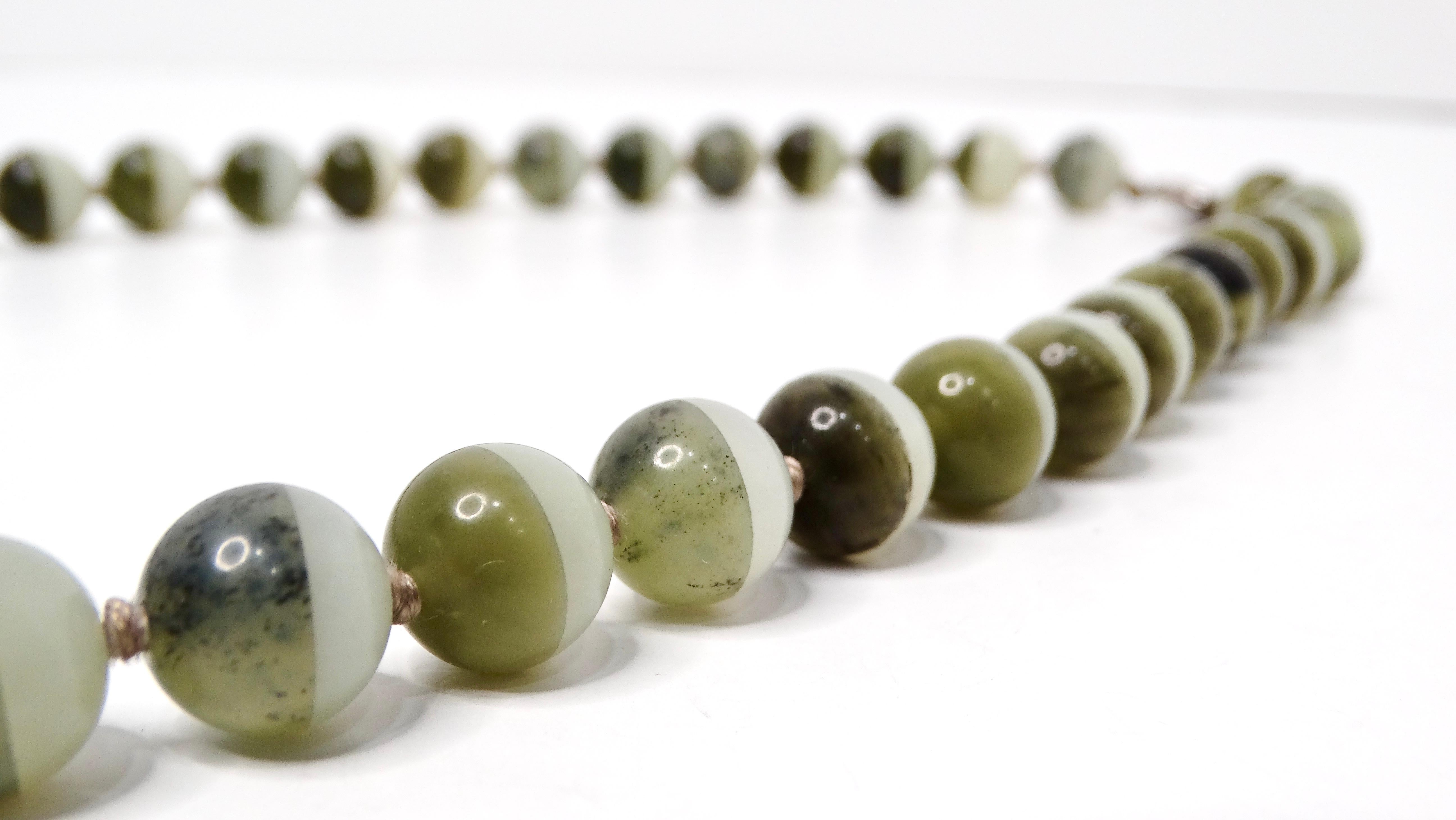 Ti presentiamo la collana di perline in giada e argento bicolore, un pezzo straordinario che combina senza sforzo l'eleganza con il fascino contemporaneo. Questa collana unica presenta un'alternanza di perline di lussureggiante giada verde e argento