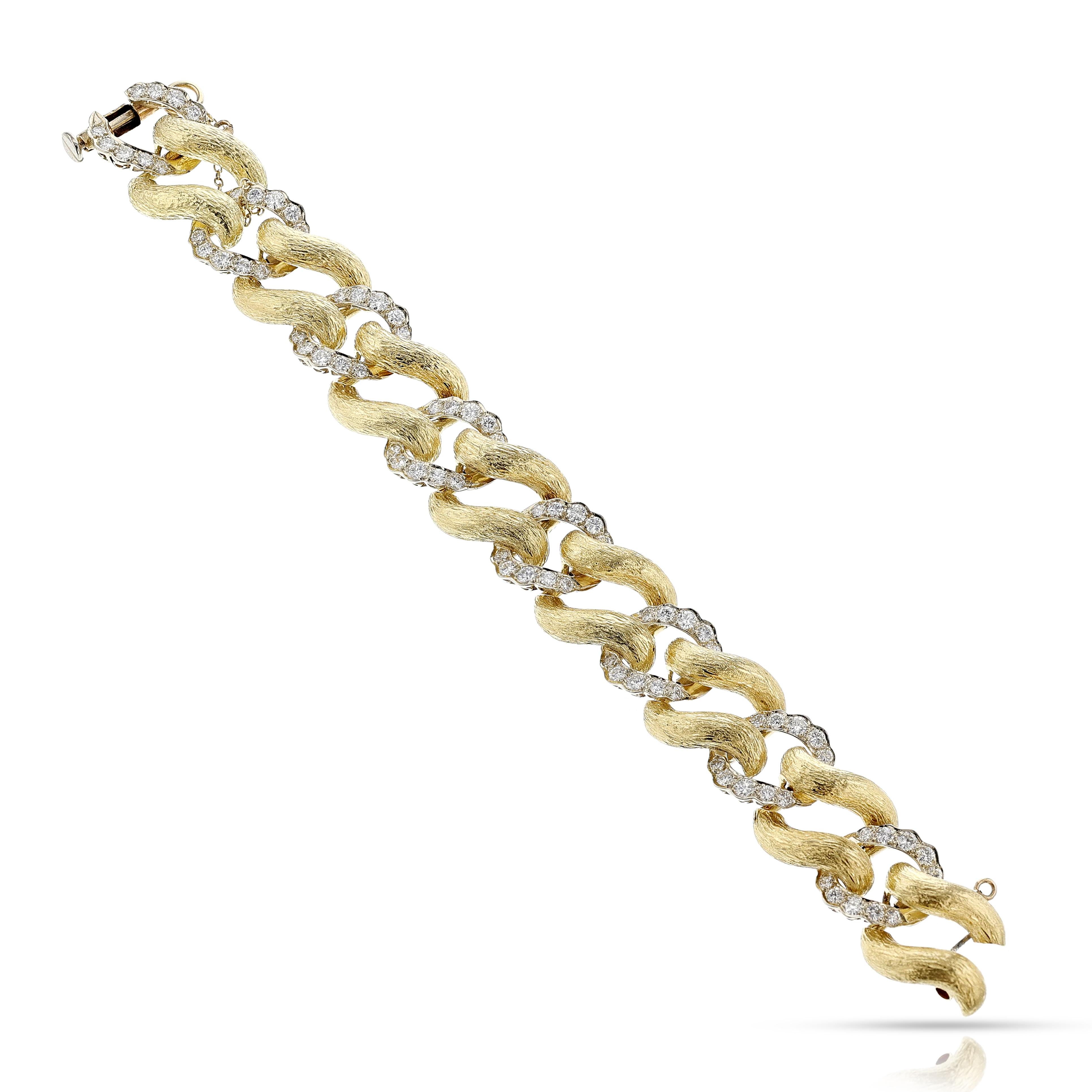 Bracelet à larges maillons bicolores en or jaune et blanc 18k avec diamants. Les diamants pèsent environ 3.5 carats. Les dimensions sont de 6,50 pouces de longueur et de 0,50 pouce de largeur. Le poids total est de 43,63 grammes.