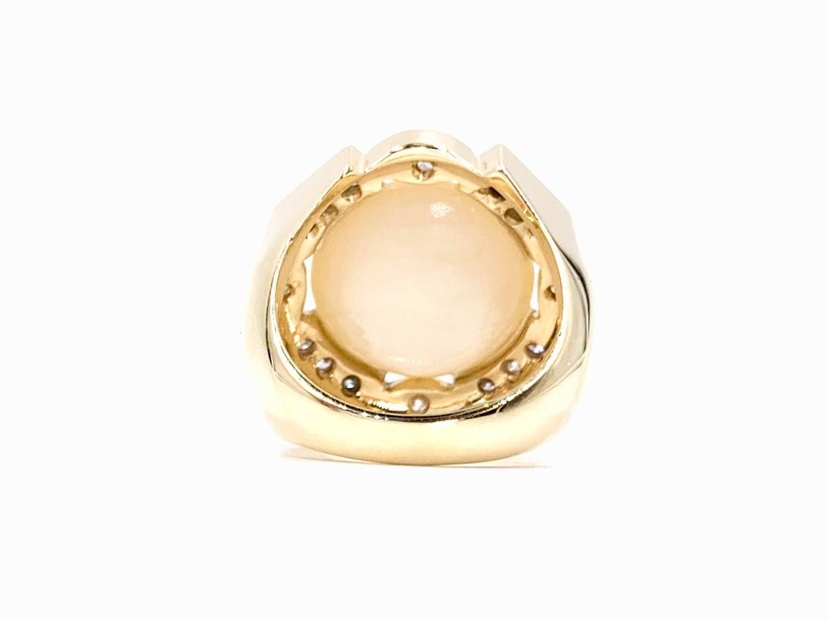 Two-Tone Large Mabe Pearl and Diamond Ring In Good Condition For Sale In Pikesville, MD