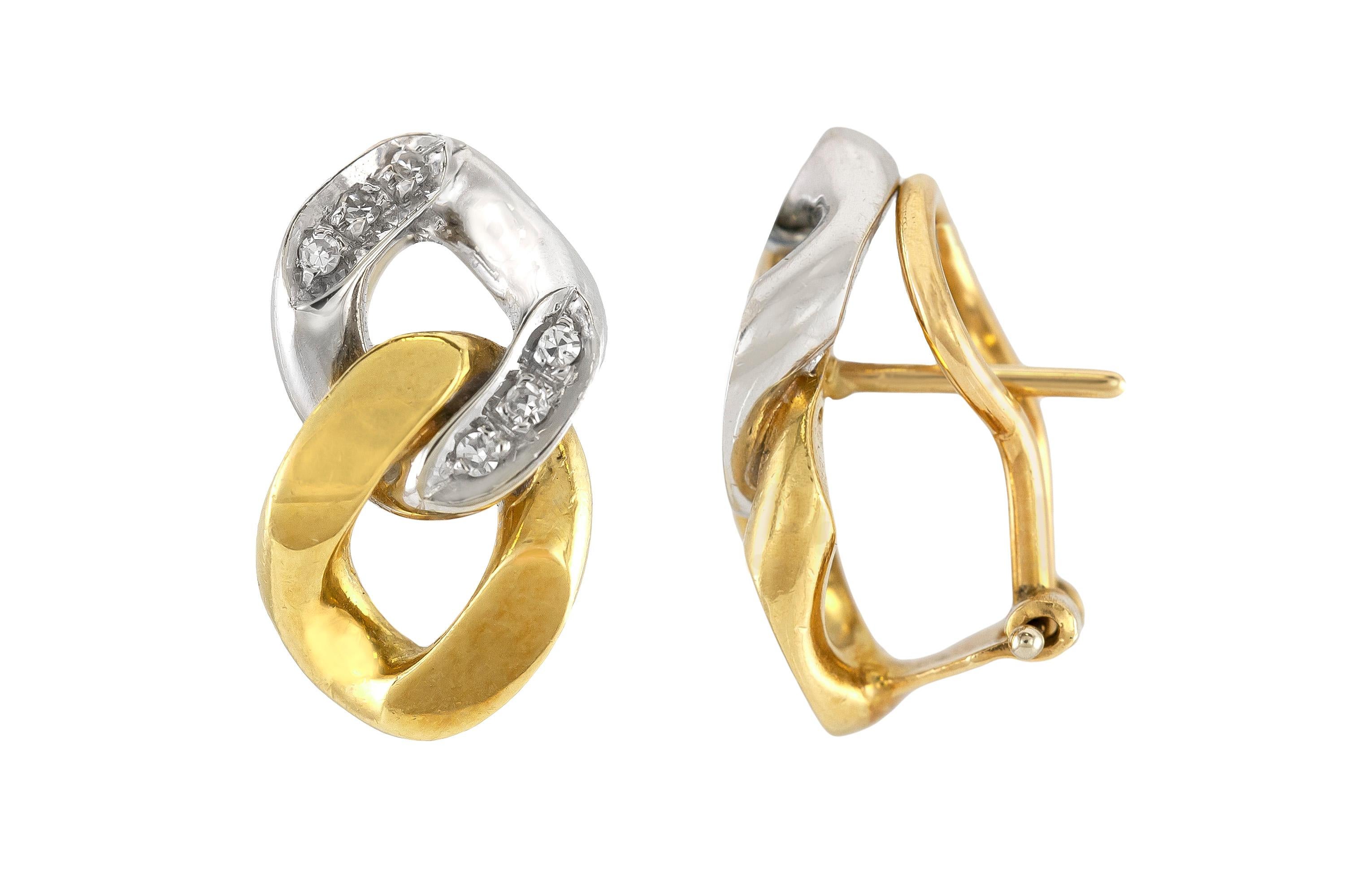 Les boucles d'oreilles sont finement travaillées en or jaune et blanc 18 carats, pesant 8.9 dwt., avec des diamants pesant un total de 0.50 carat. 
Circa 1970.

