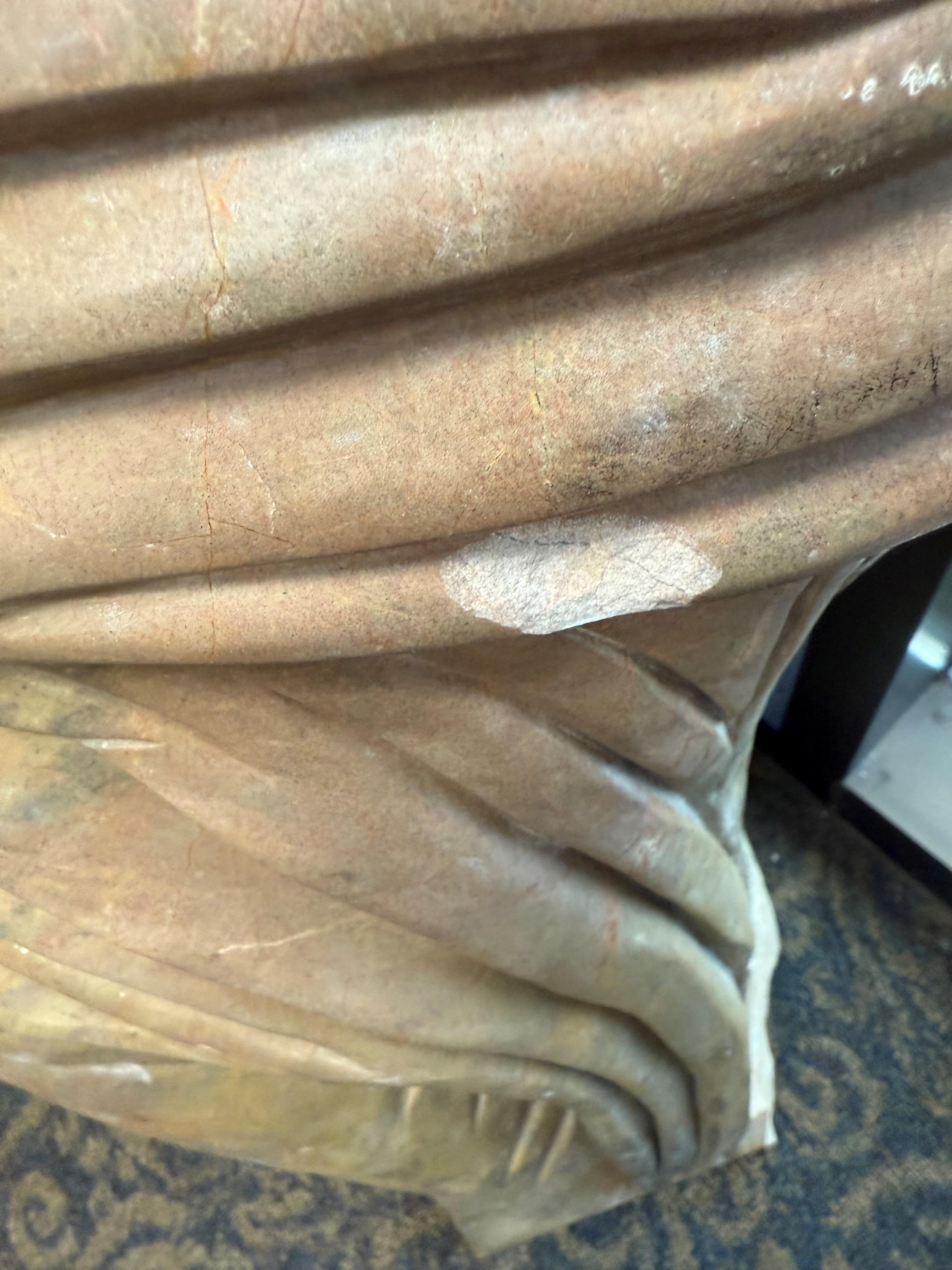 Statua femminile senza braccia in stile greco in marmo bicolore in vendita 2