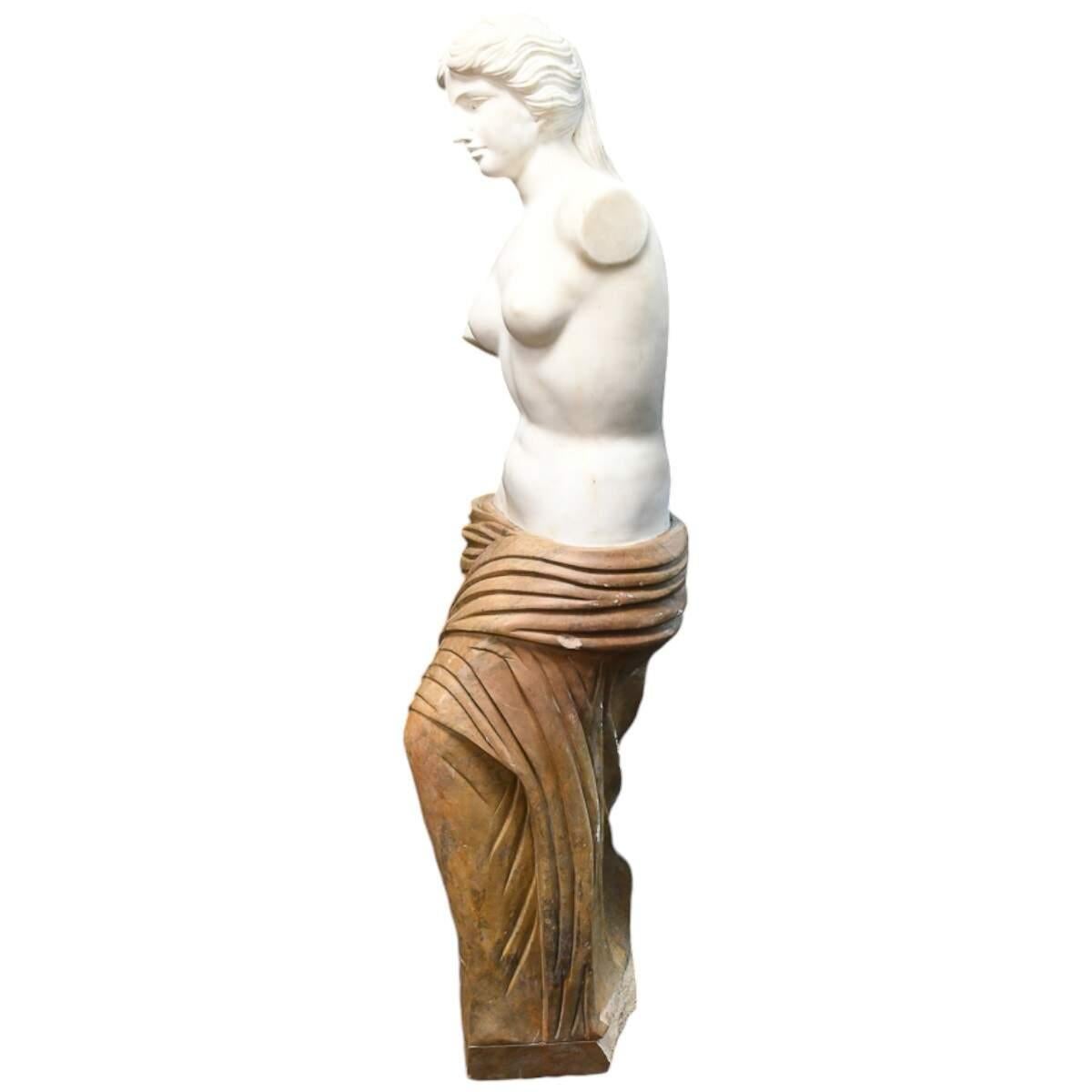 Sconosciuto Statua femminile senza braccia in stile greco in marmo bicolore in vendita