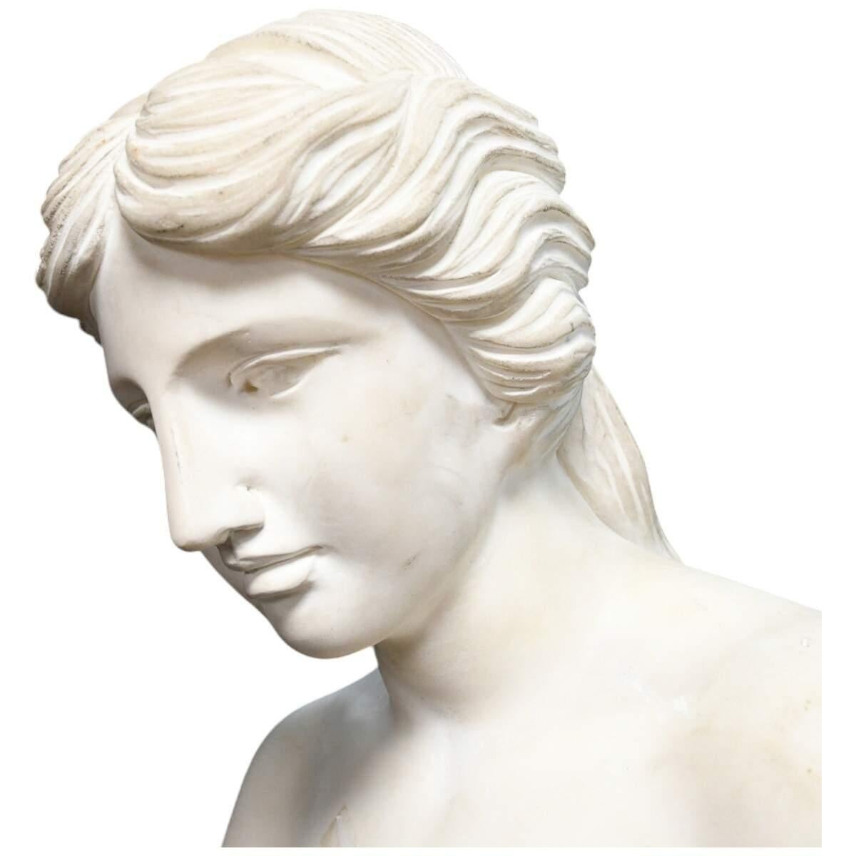 XX secolo Statua femminile senza braccia in stile greco in marmo bicolore in vendita