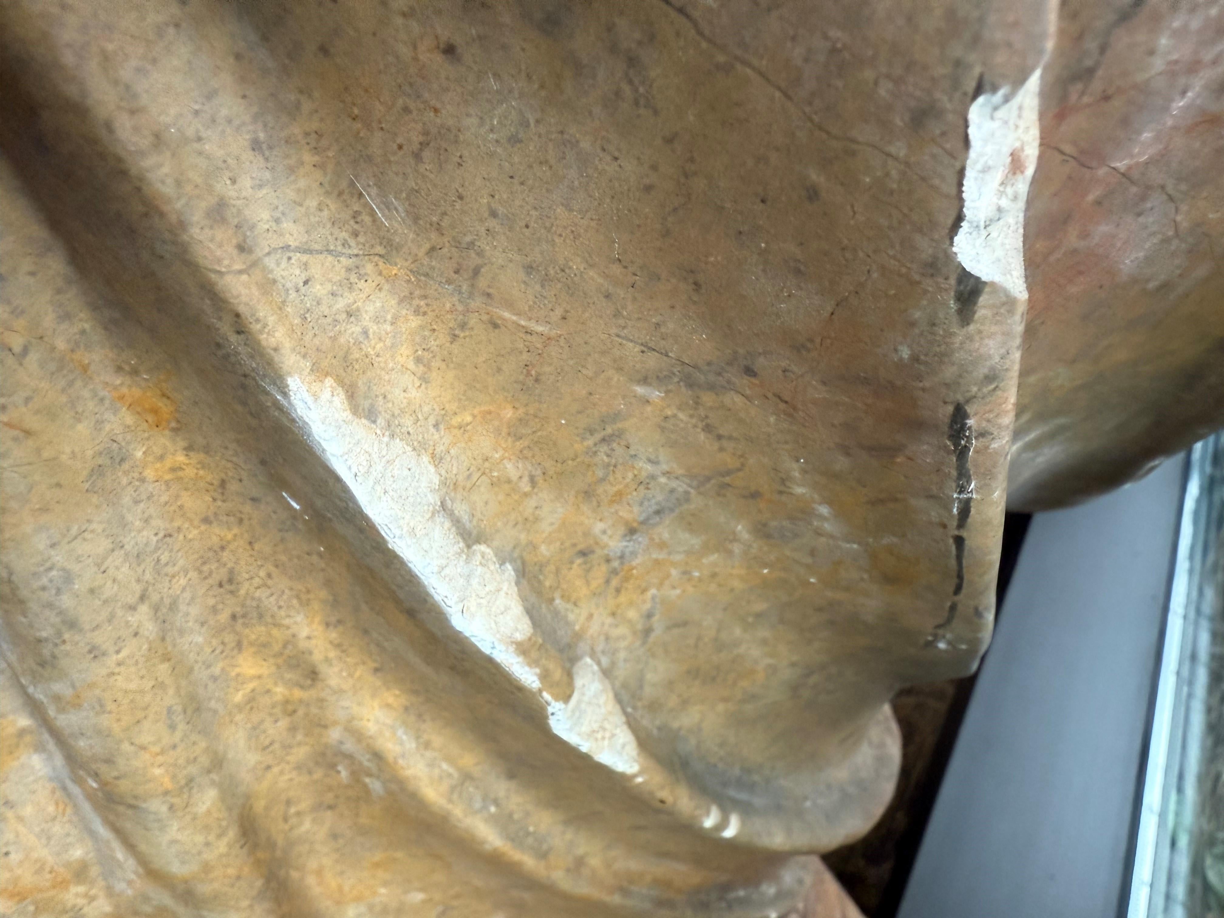 Statua femminile senza braccia in stile greco in marmo bicolore in vendita 1